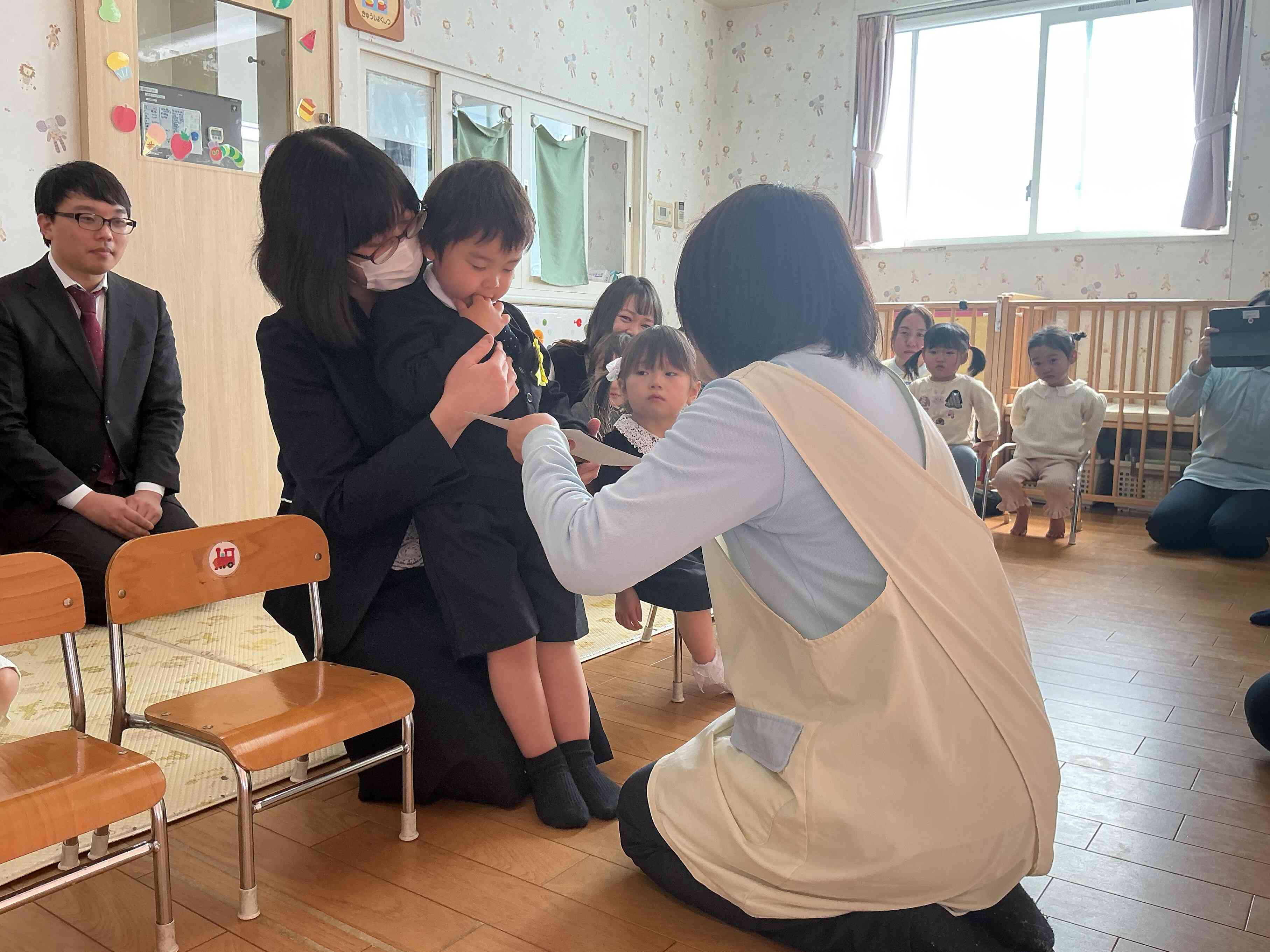 久しぶりの登園。今日はママと一緒に証書をもらいました。