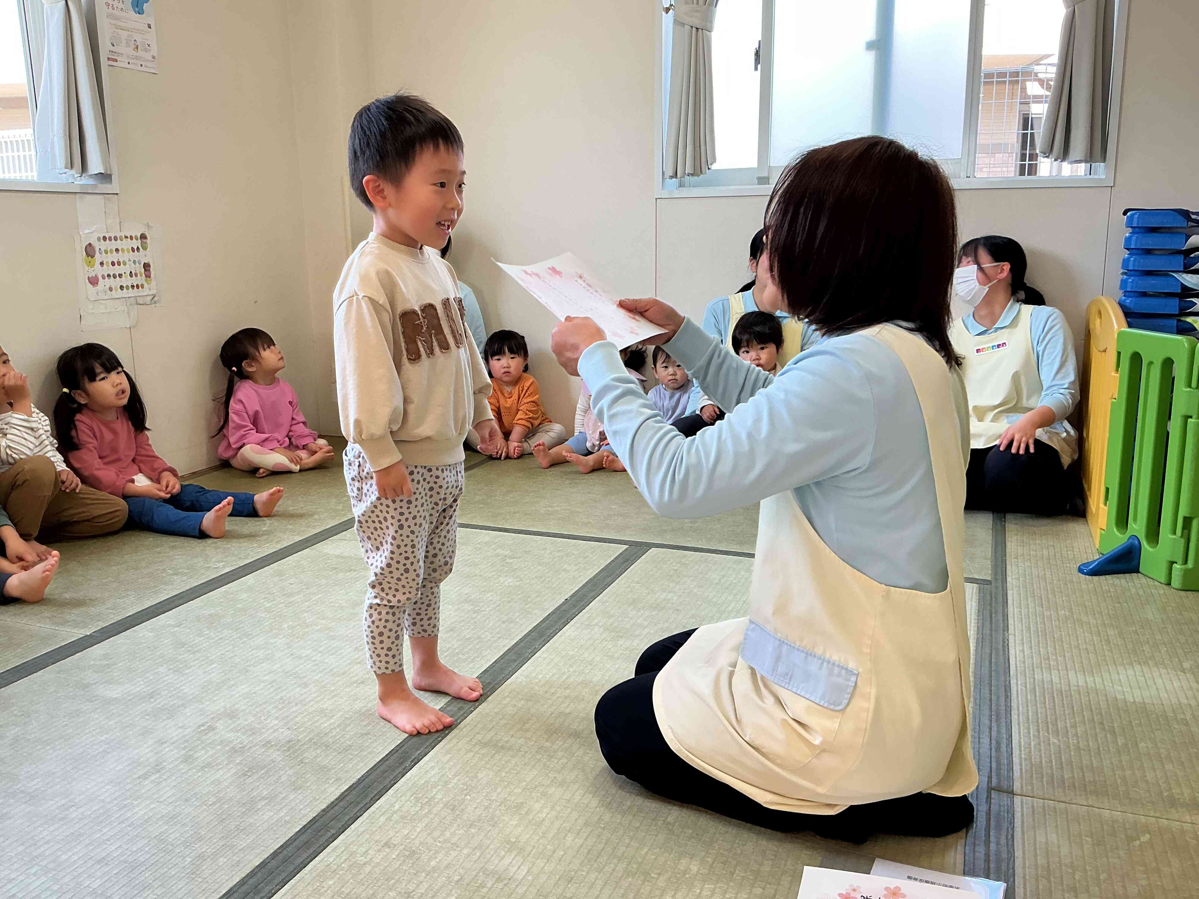 ニチイキッズ最後の日に、たくさんのお友だちや先生に見守られてとっても嬉しそうなおともだち。