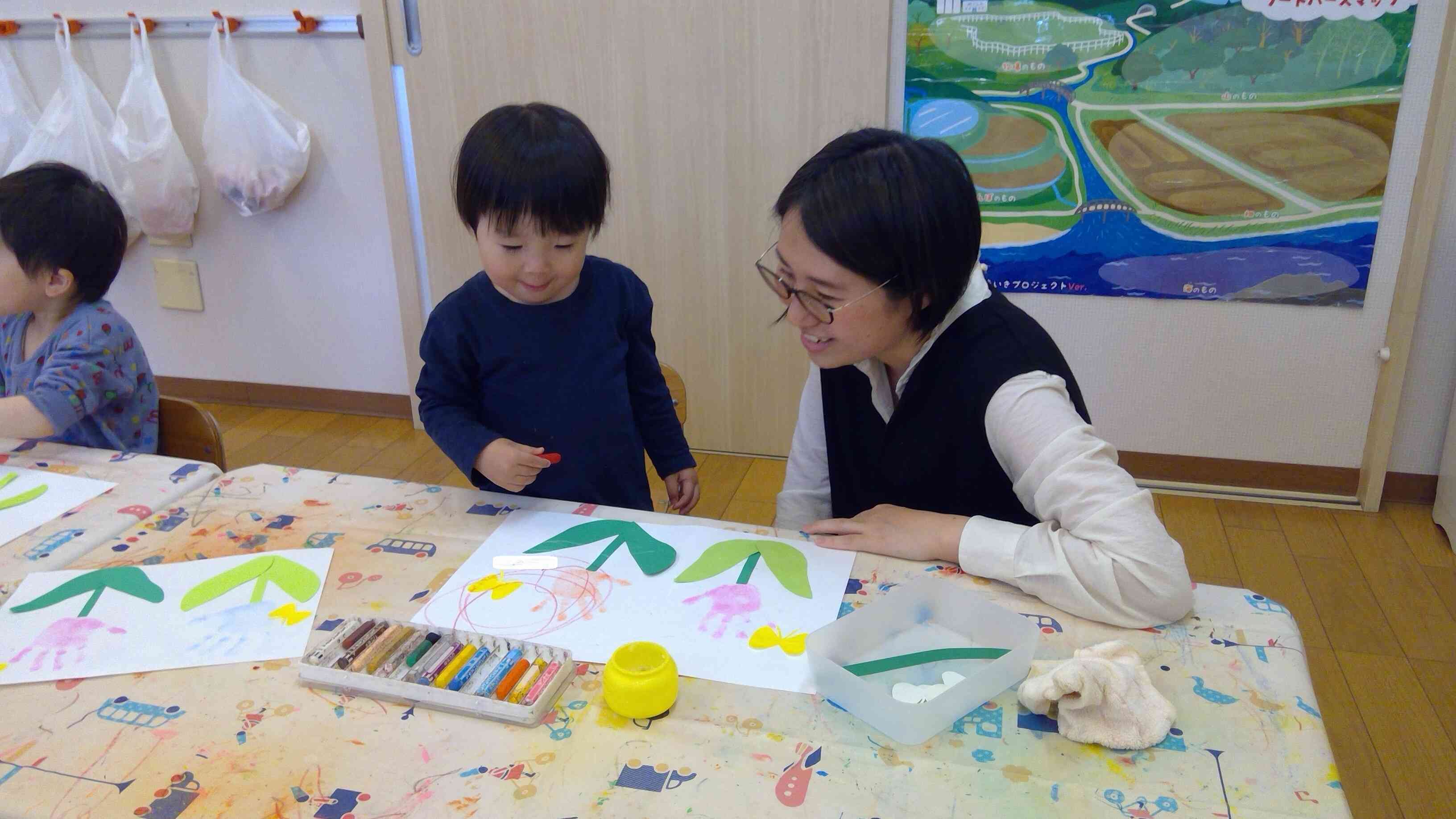 「手型スタンプ体験」ママと一緒に可愛いチューリップを作りましたよ。