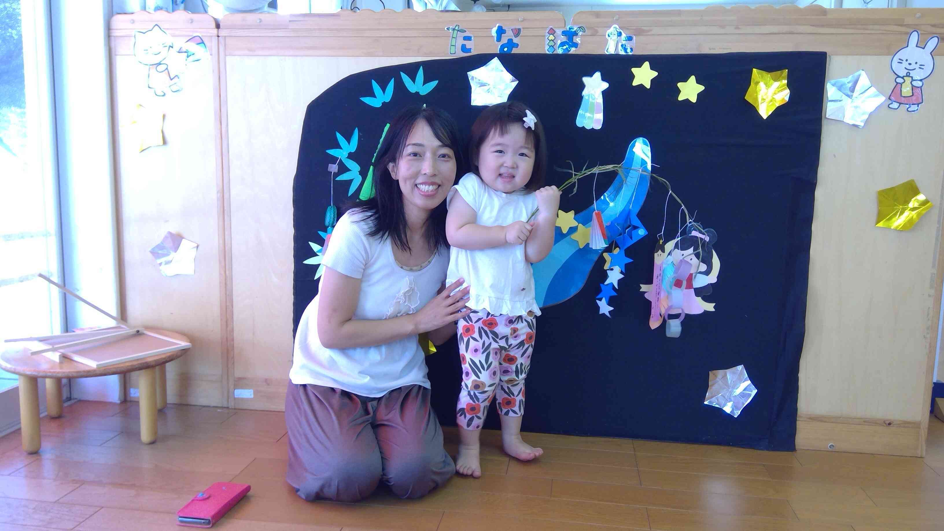 願い事の短冊を、ママと一緒に書いて飾りつけしてくれた笹を持ってニコッ。