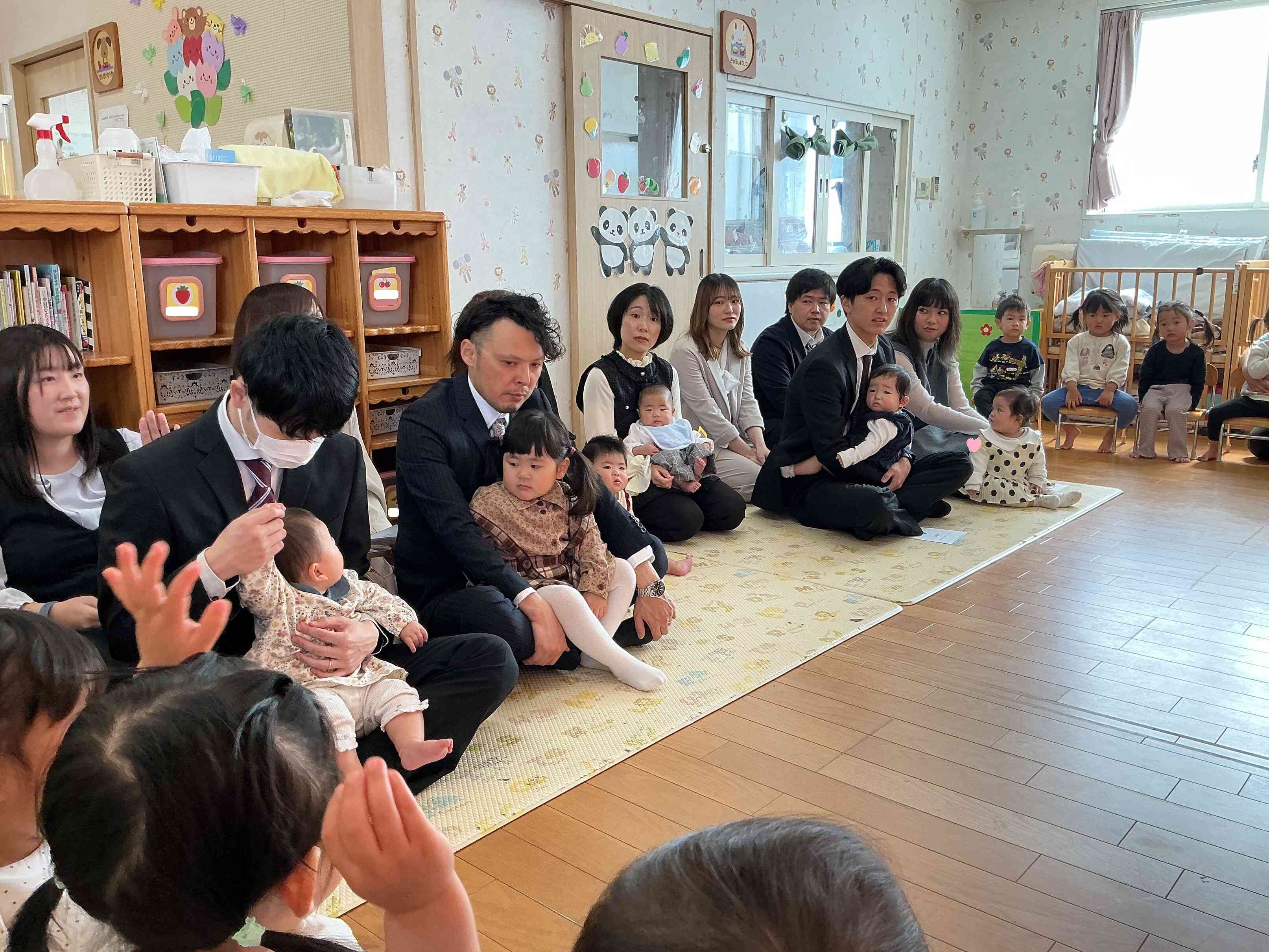 担任の先生にお名前を呼ばれて、パパと一緒に「は～い」。