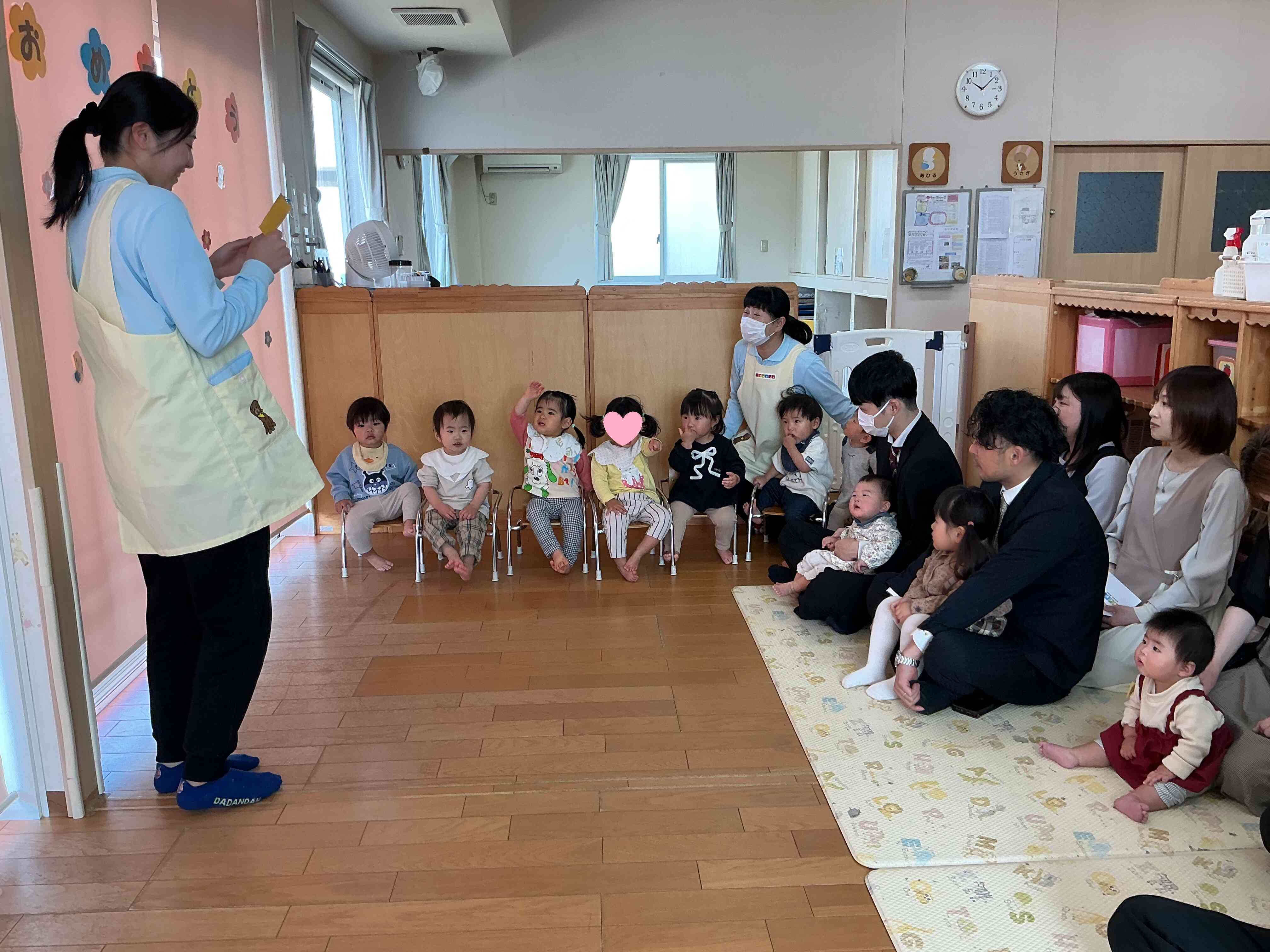 あひるぐみさんになったおともだち。保育者がお名前を呼ぶとニコニコで何回も手をあげてお返事してくれてと～っても可愛かったですよ。