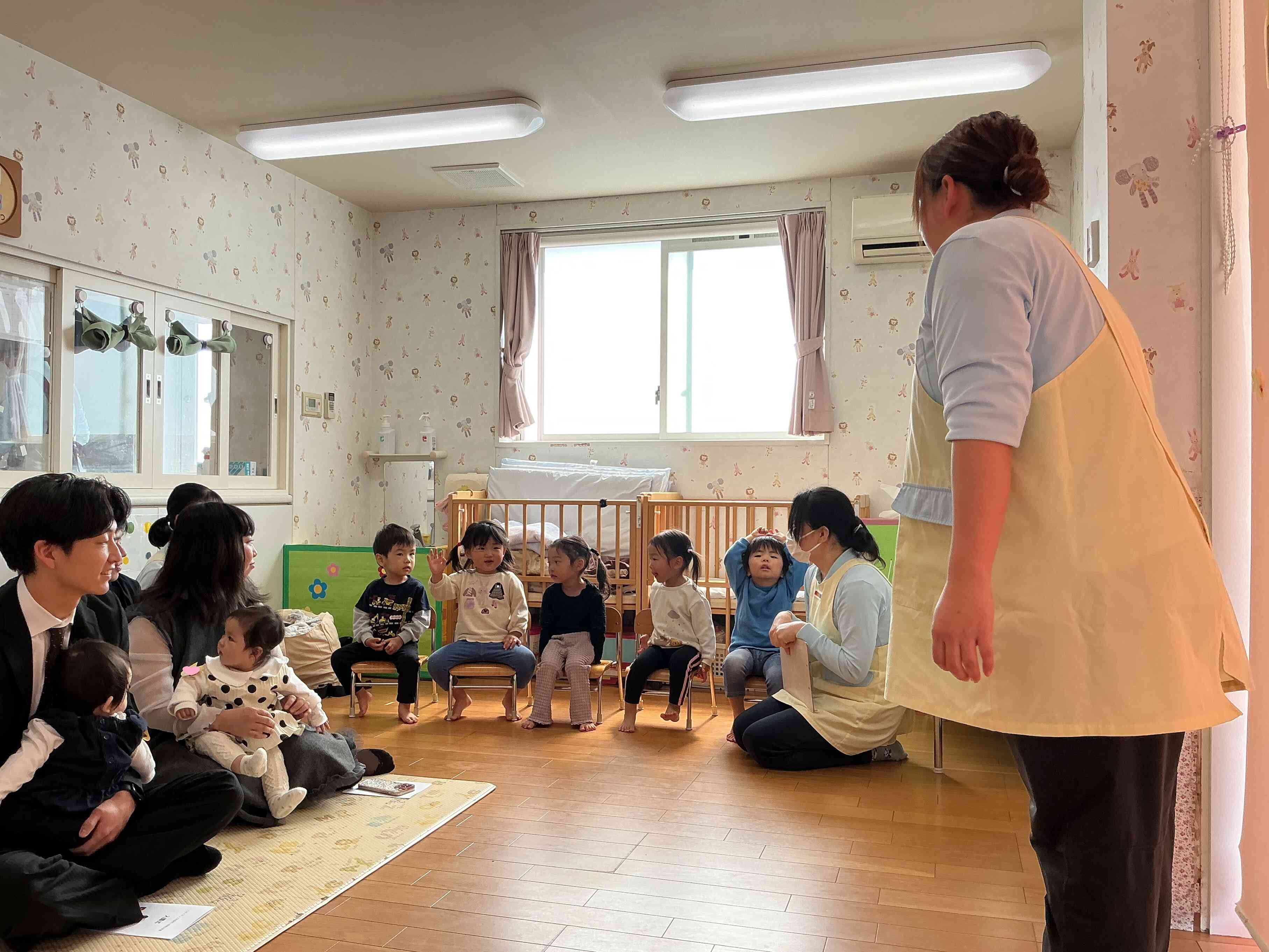 保育園で一番大きなお兄さんお姉さんになったうさぎぐみさん。お名前を呼ばれて、「は～い」とニコニコで元気いっぱいお返事出来ました。