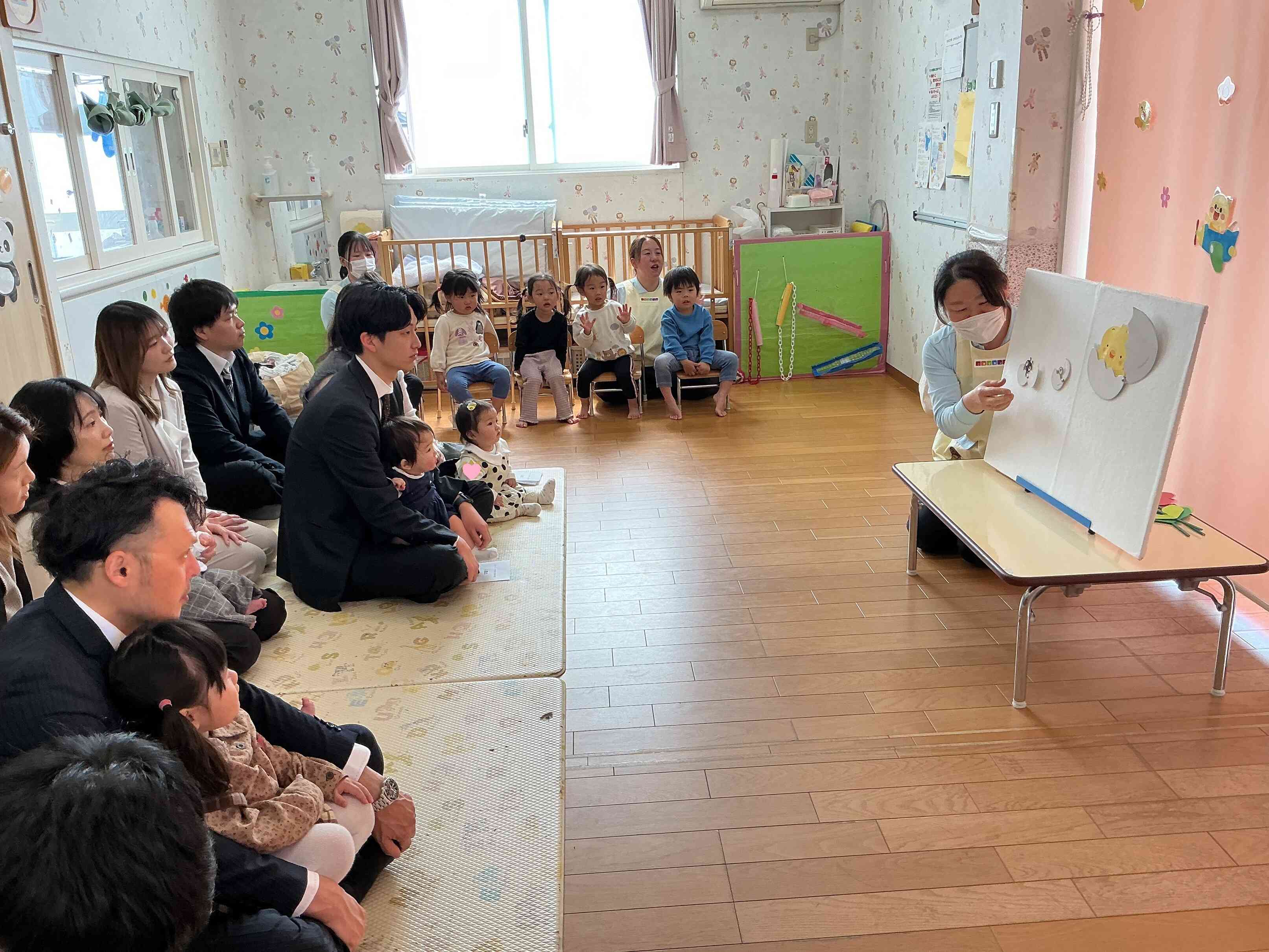 保育者からのプレゼントは「たまごたまご」のパネルシアター。みんな興味津々で見てくれましたよ。