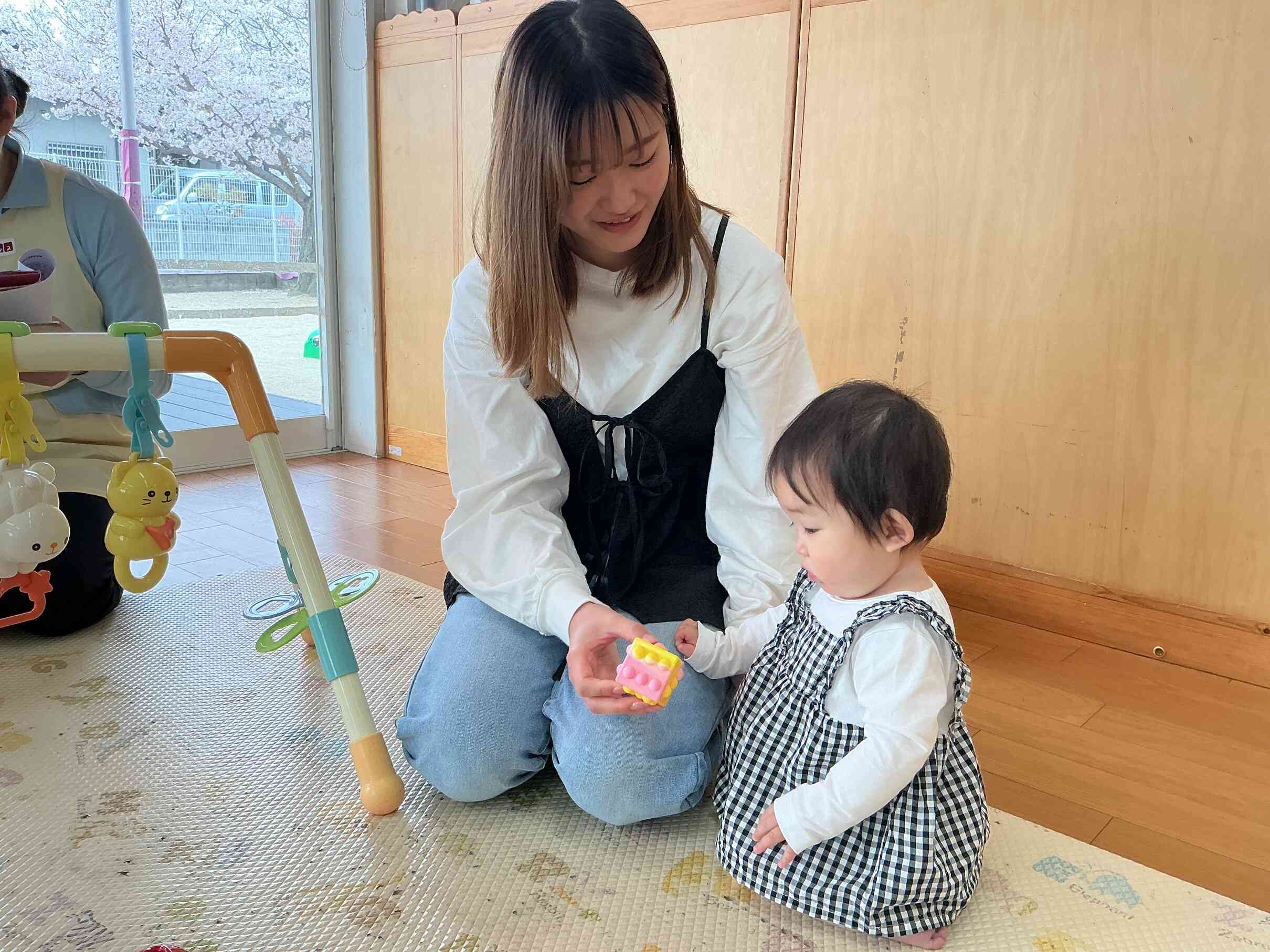 ちょっぴり不安そうな表情ですが、ママと一緒にお気に入りのおもちゃを見つけて遊びます。