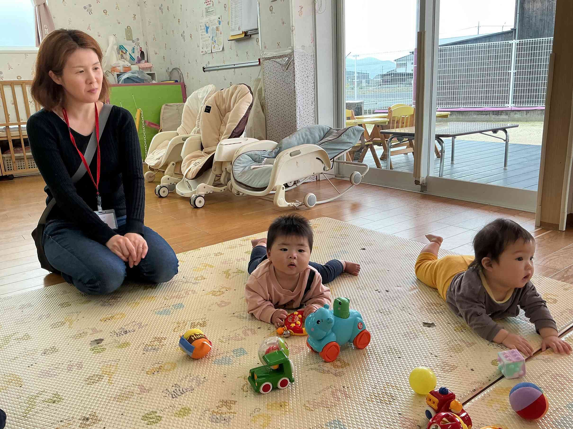 ママが見守る中、おもちゃに興味津々。