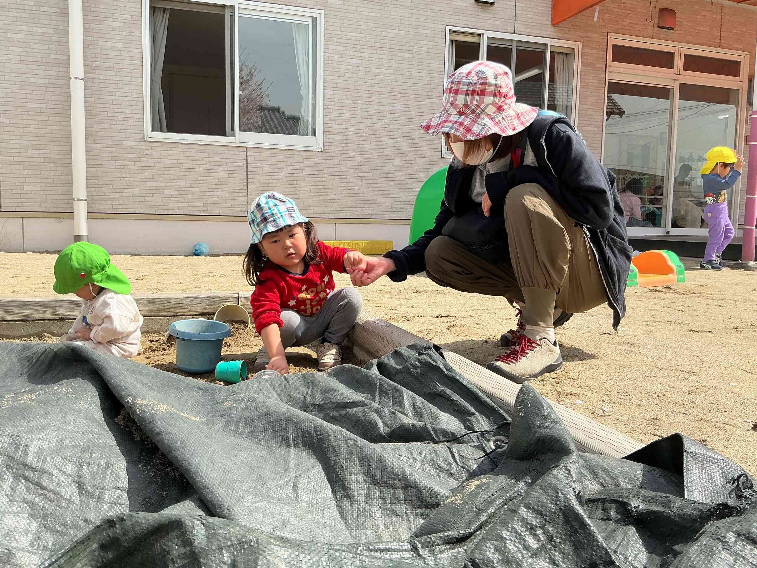 ママと一緒にお砂場あそび。