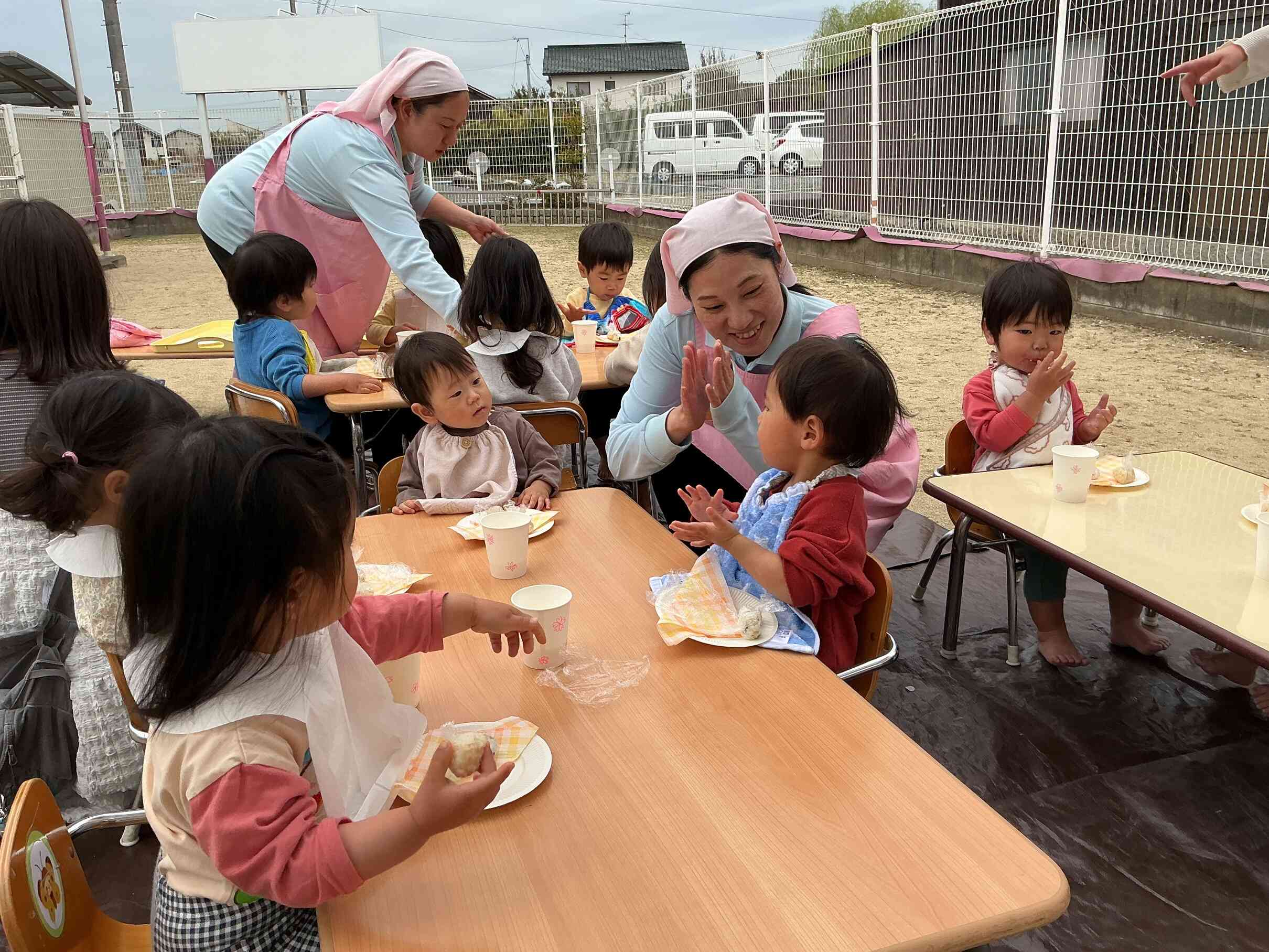 「お手てぱーっちん」みんなでご挨拶。