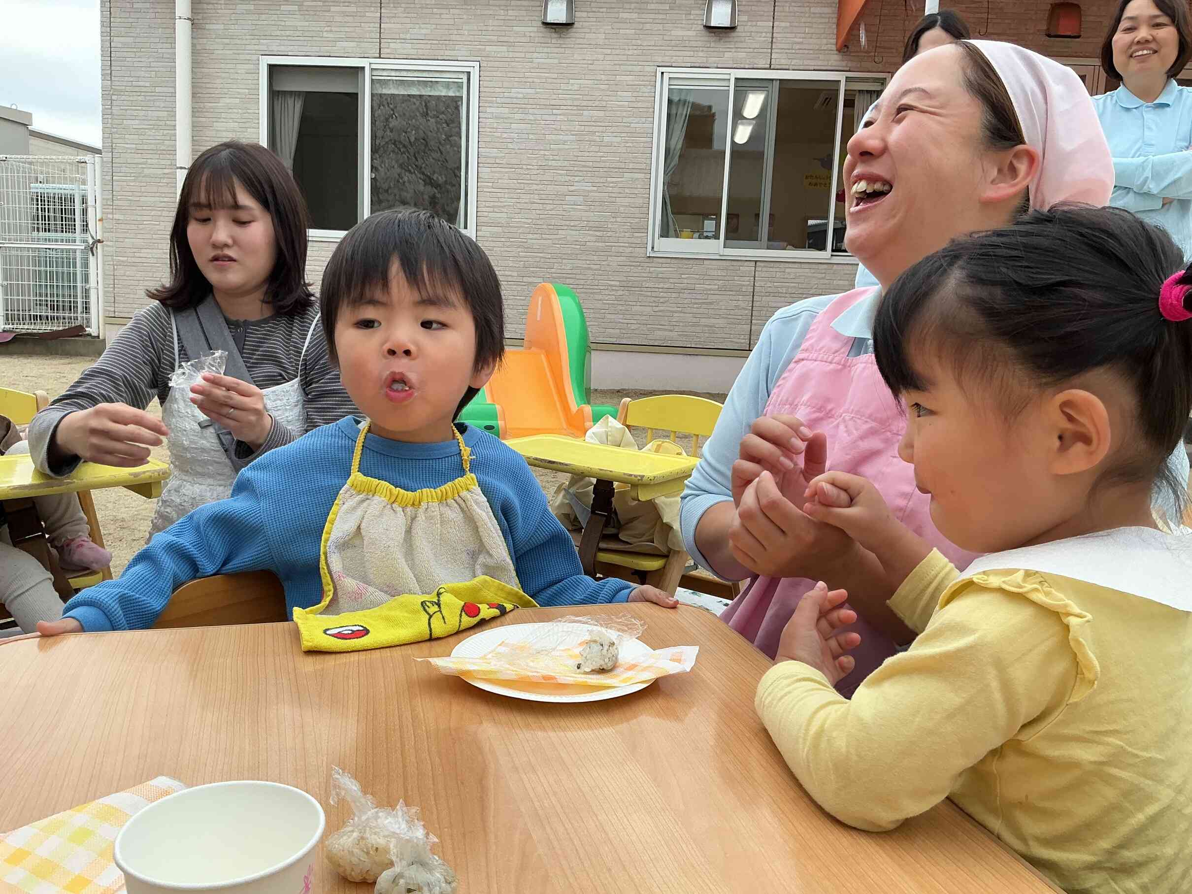 みんなニコニコでおにぎり食べてるね～。