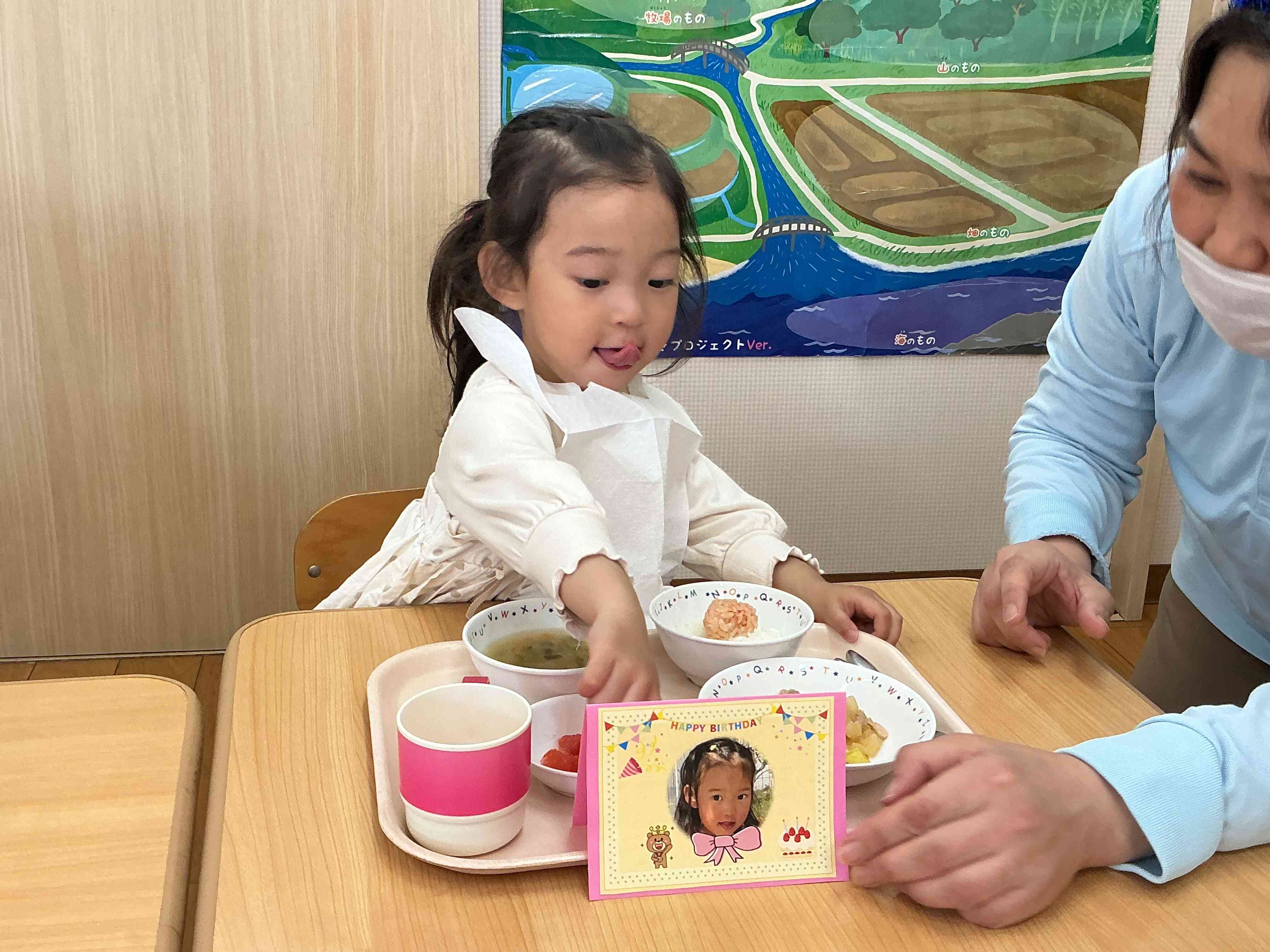 バースデー給食の上には可愛いお写真のカードがのっていましたよ。
