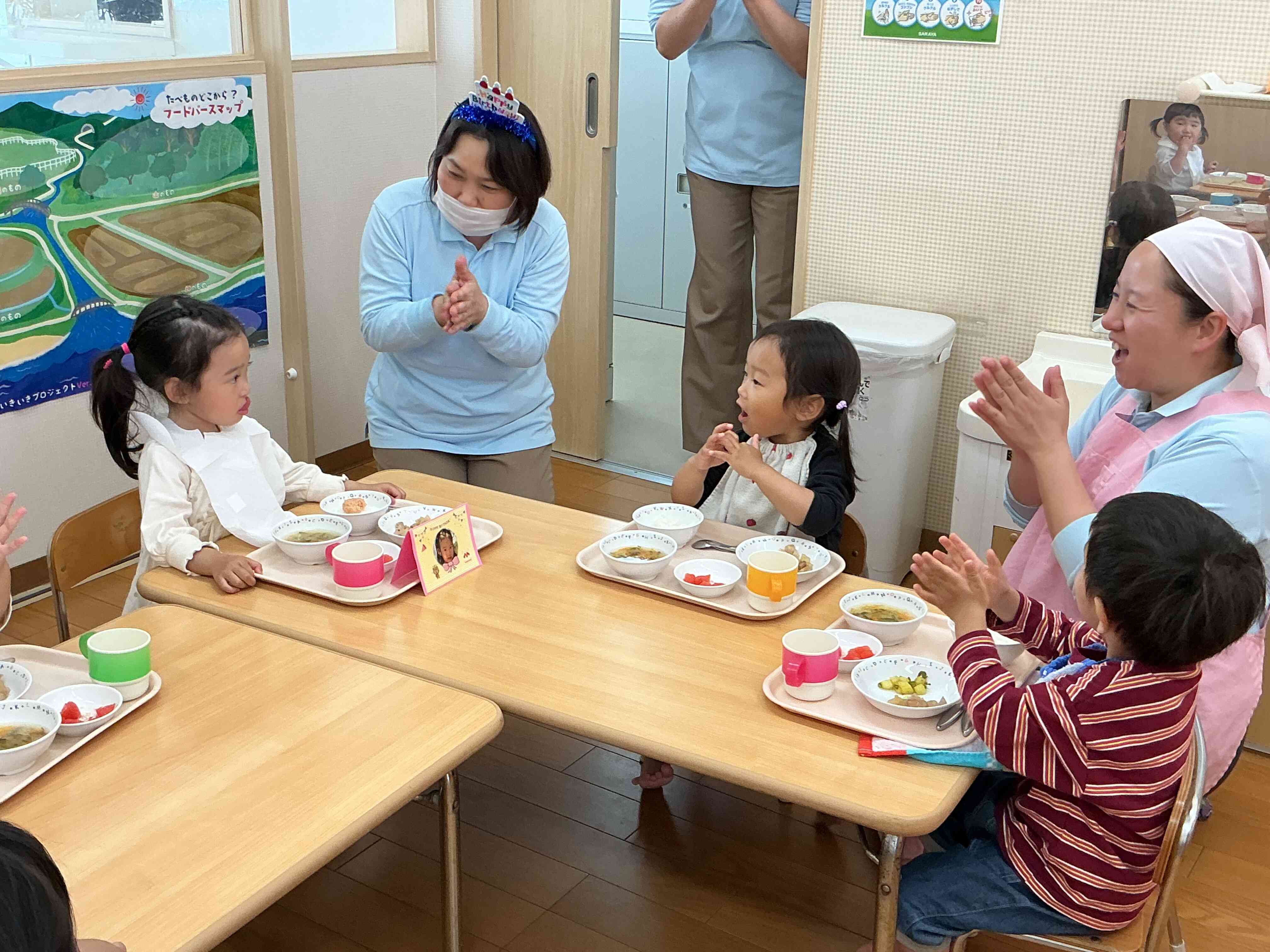 給食の先生が、バースデー給食を運んできてくれ、お歌のプレゼント。