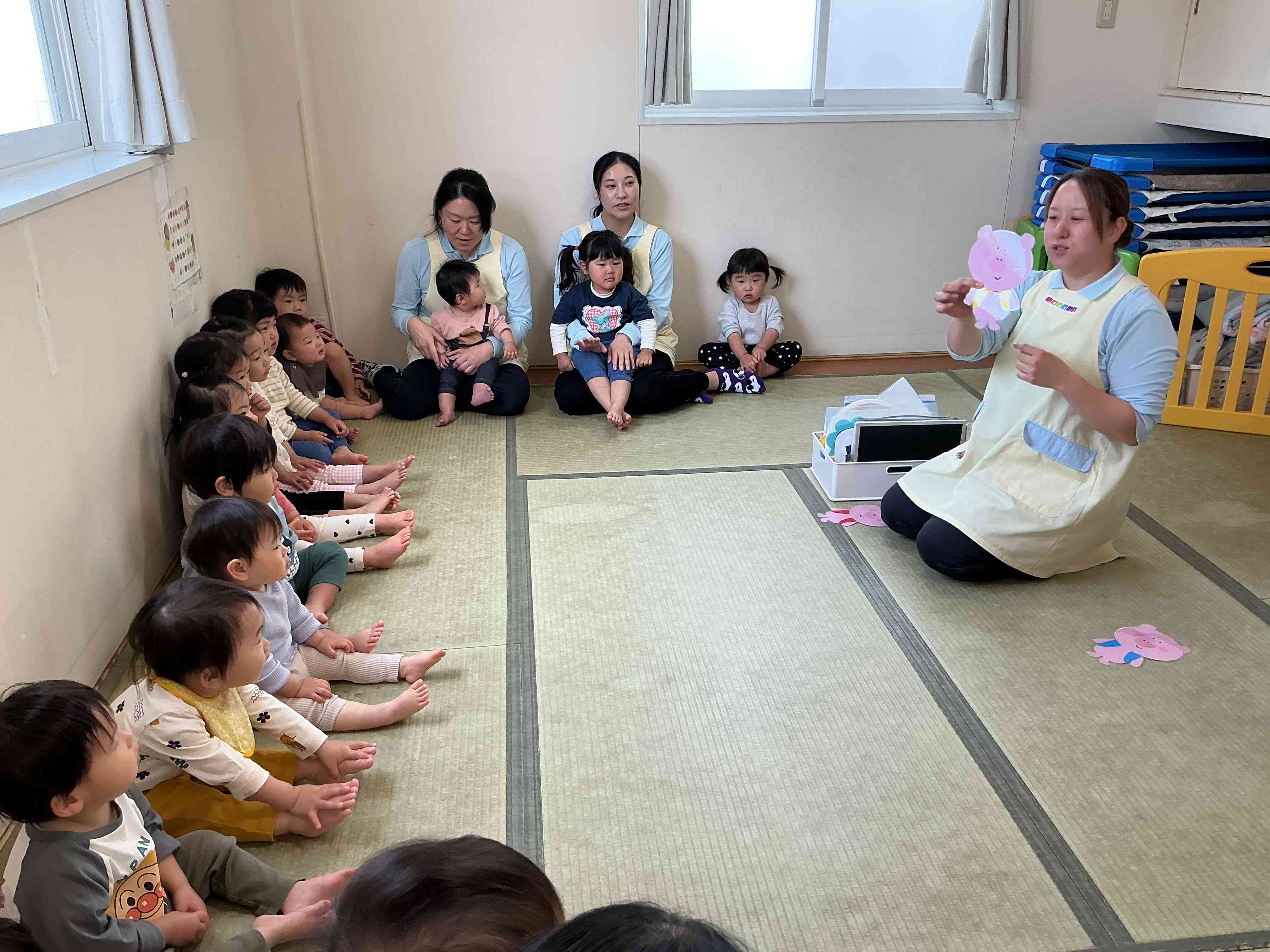 保育者からのプレゼントは「ブタがみちを～」のペープサート。みんなで一緒に歌いました。