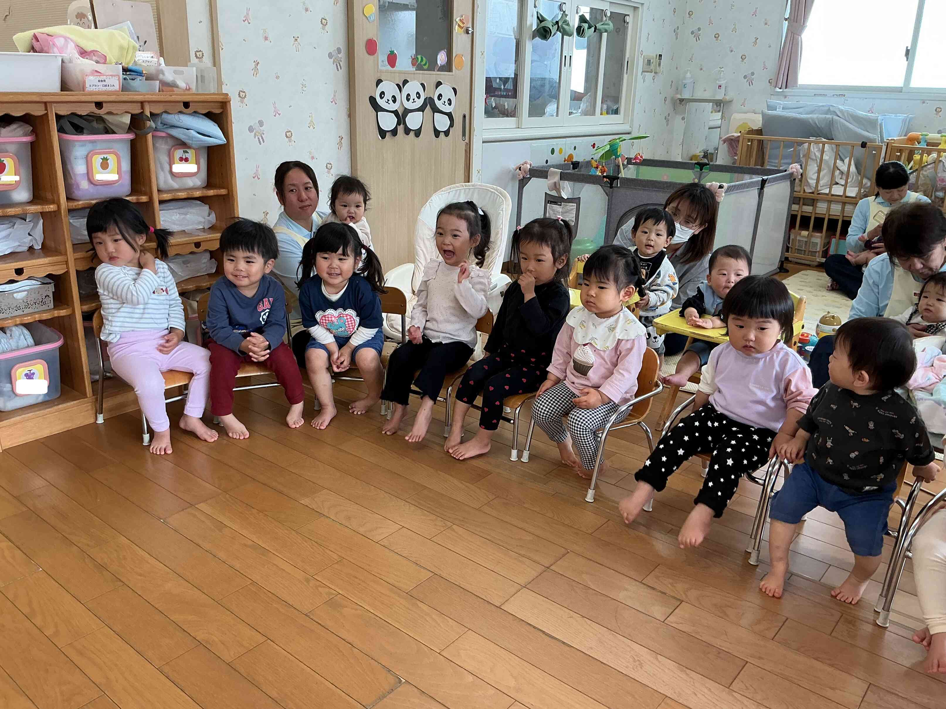 「こいのぼりをさがして」のスケッチブックシアターはみんなで当てっこして大盛り上がりでした。