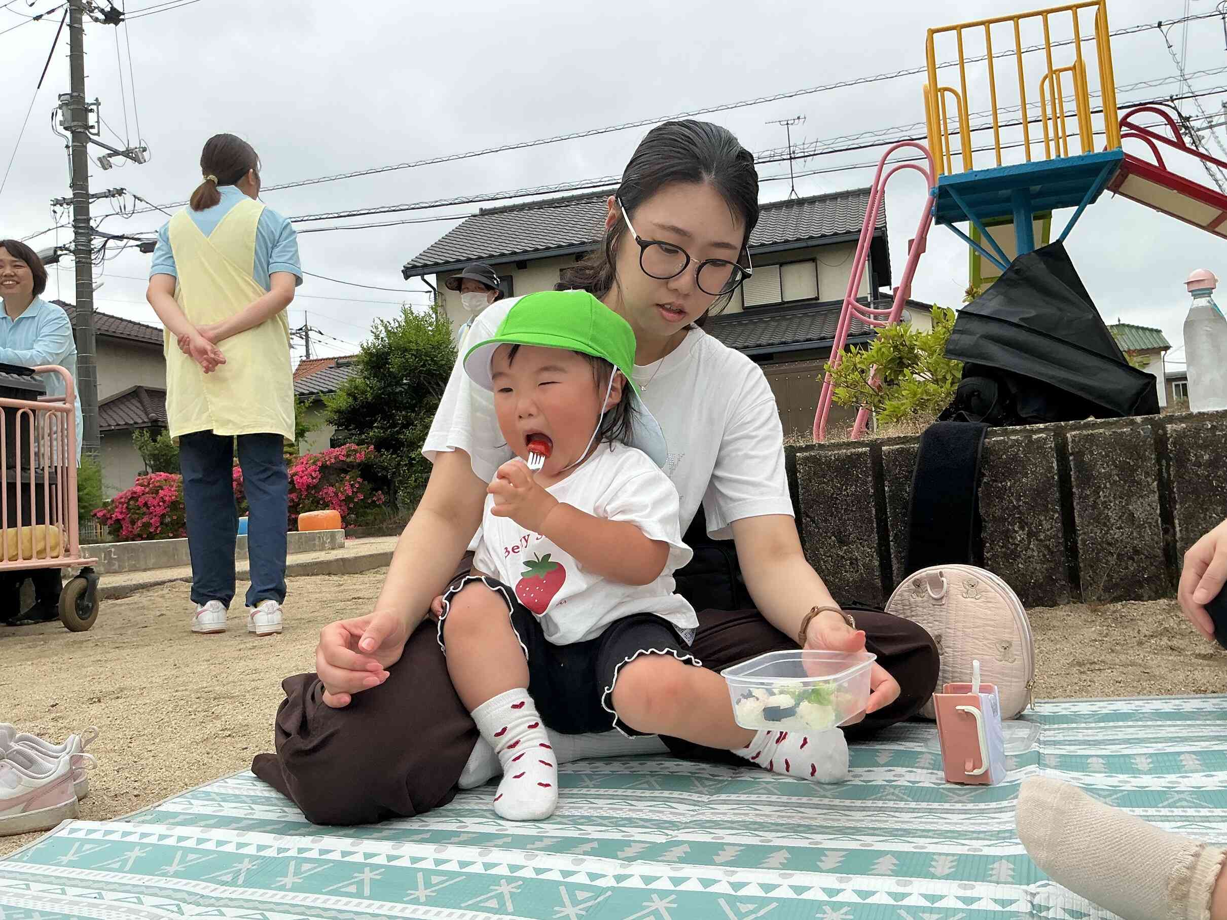 大きなお口でパクリ。おいしいね~。