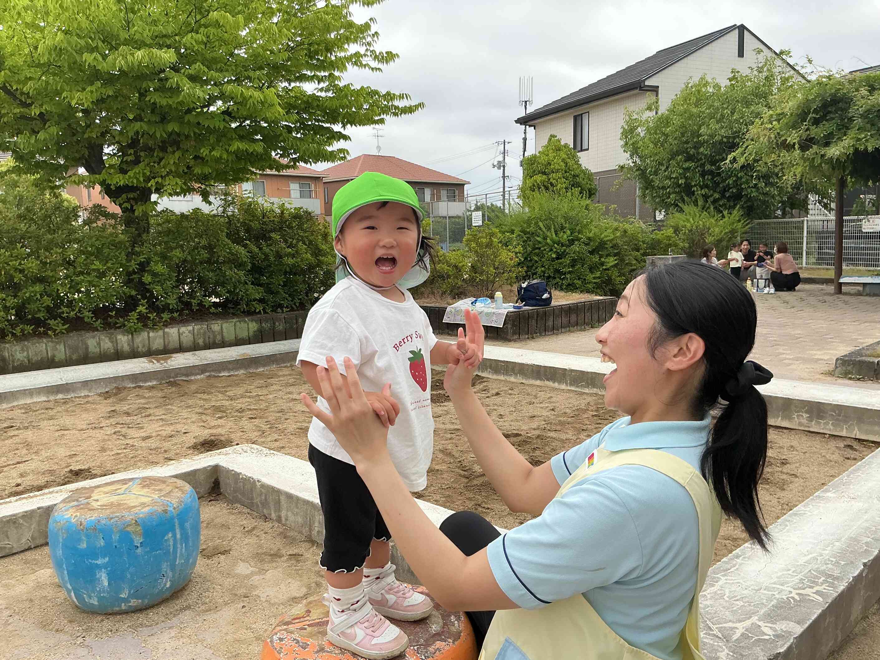 大好きな先生とニコニコ。