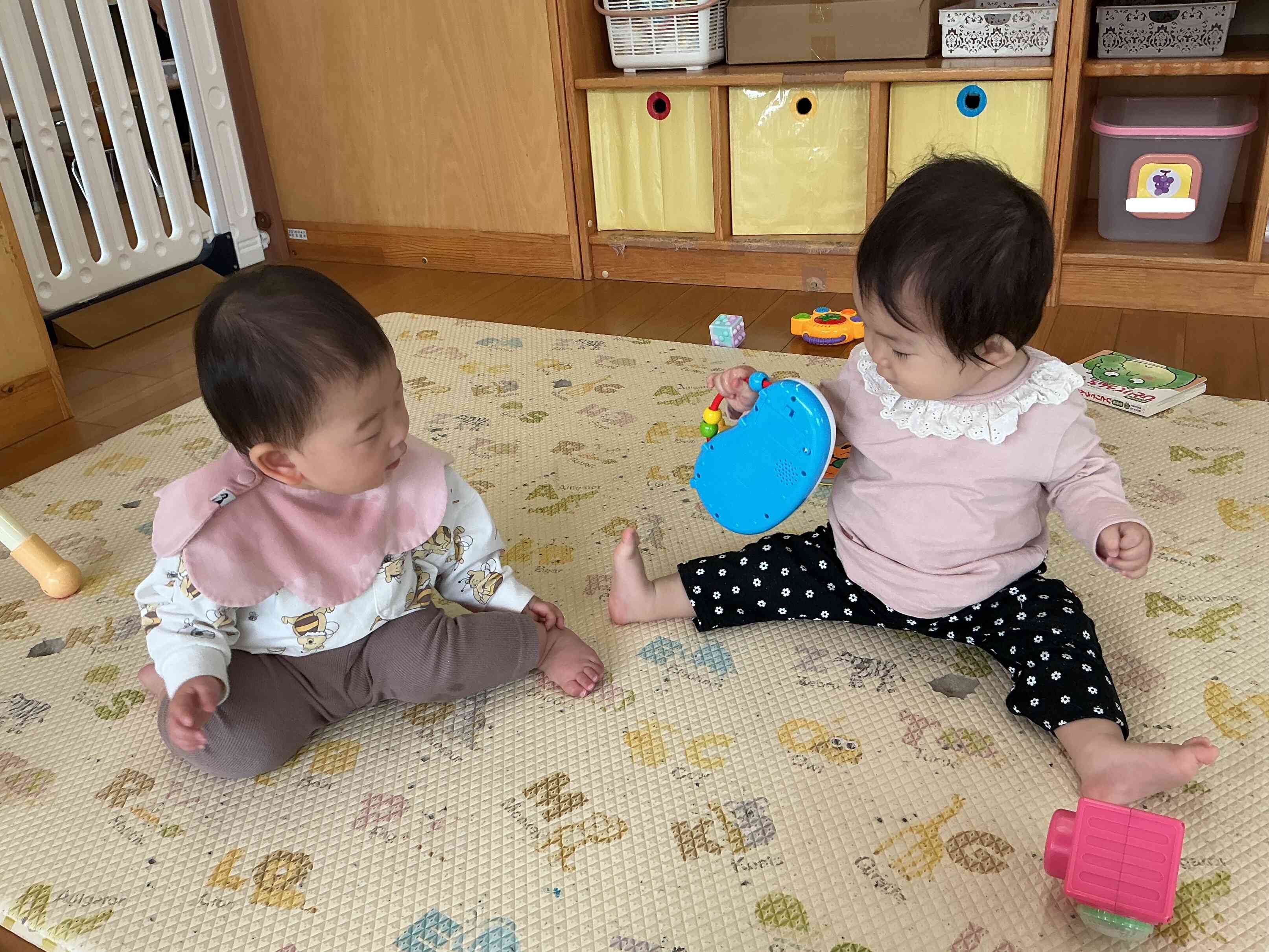 おともだちやおもちゃに興味津々。