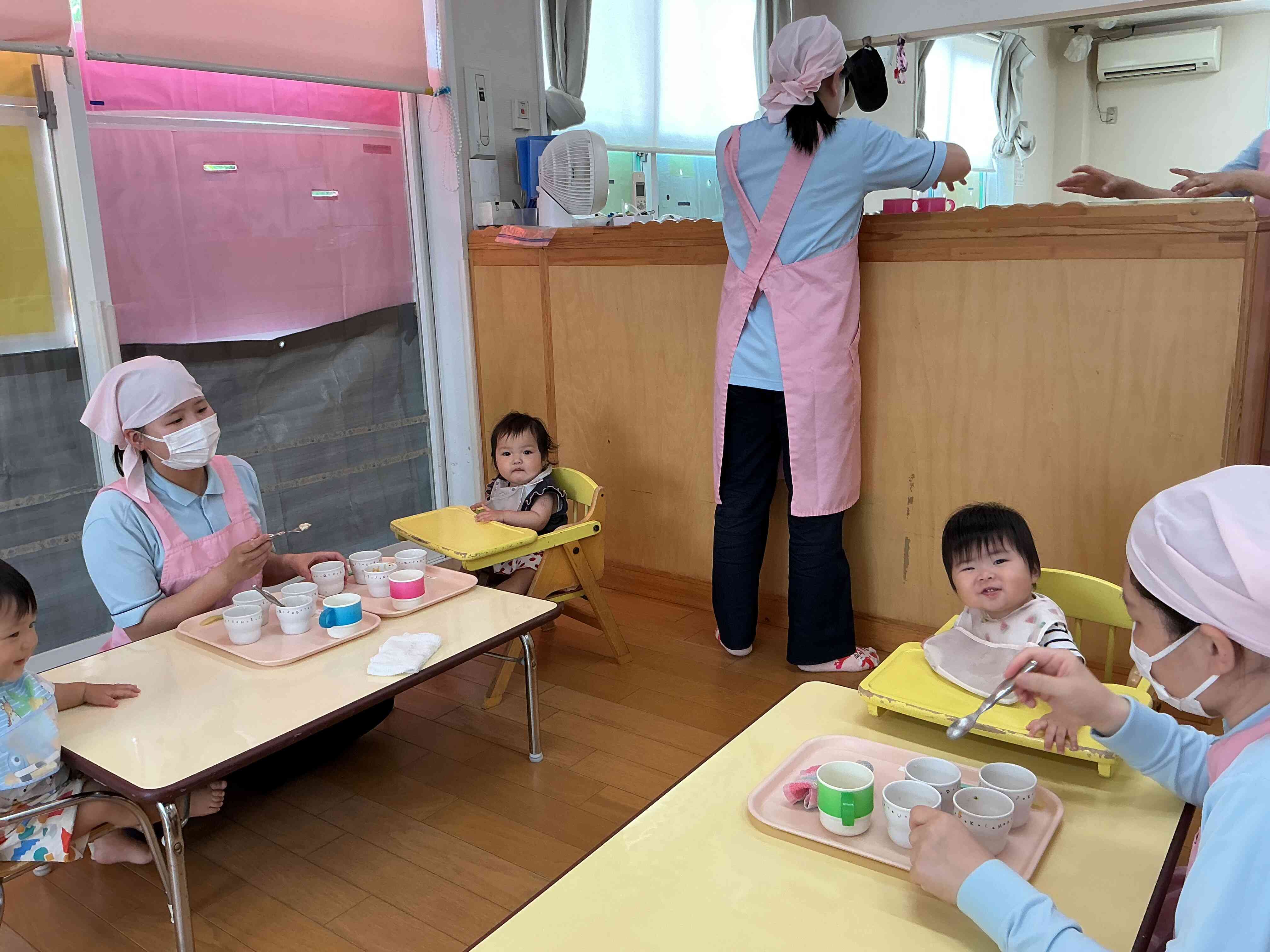 離乳食をパクパク食べることが出来るようになったひよこぐみさん。
