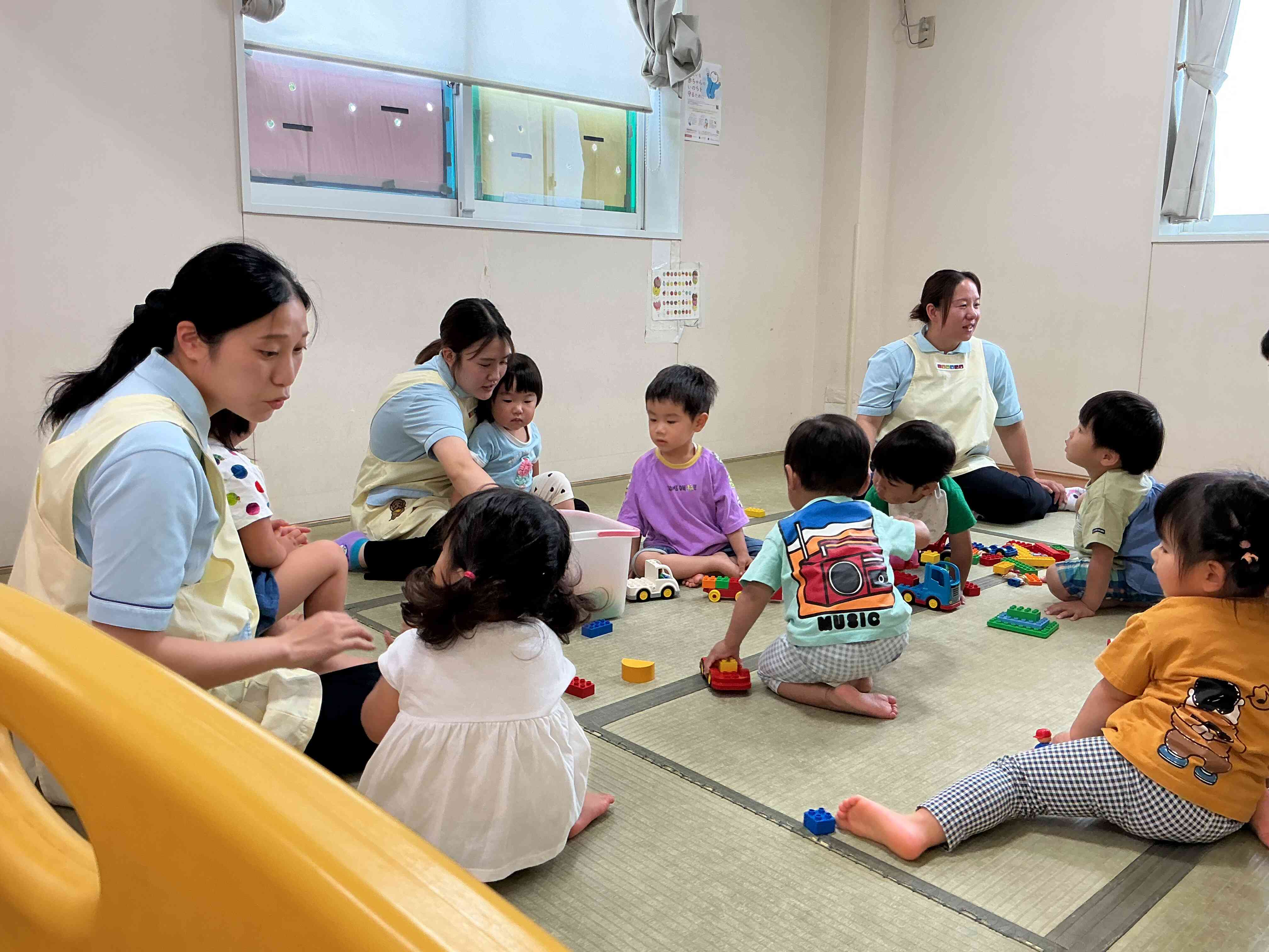 あひるぐみさんうさぎぐみさんは一緒にブロックで遊びます。「あれ~?外に何か来た。おばけ~?」と窓の方を見つめるおともだち。