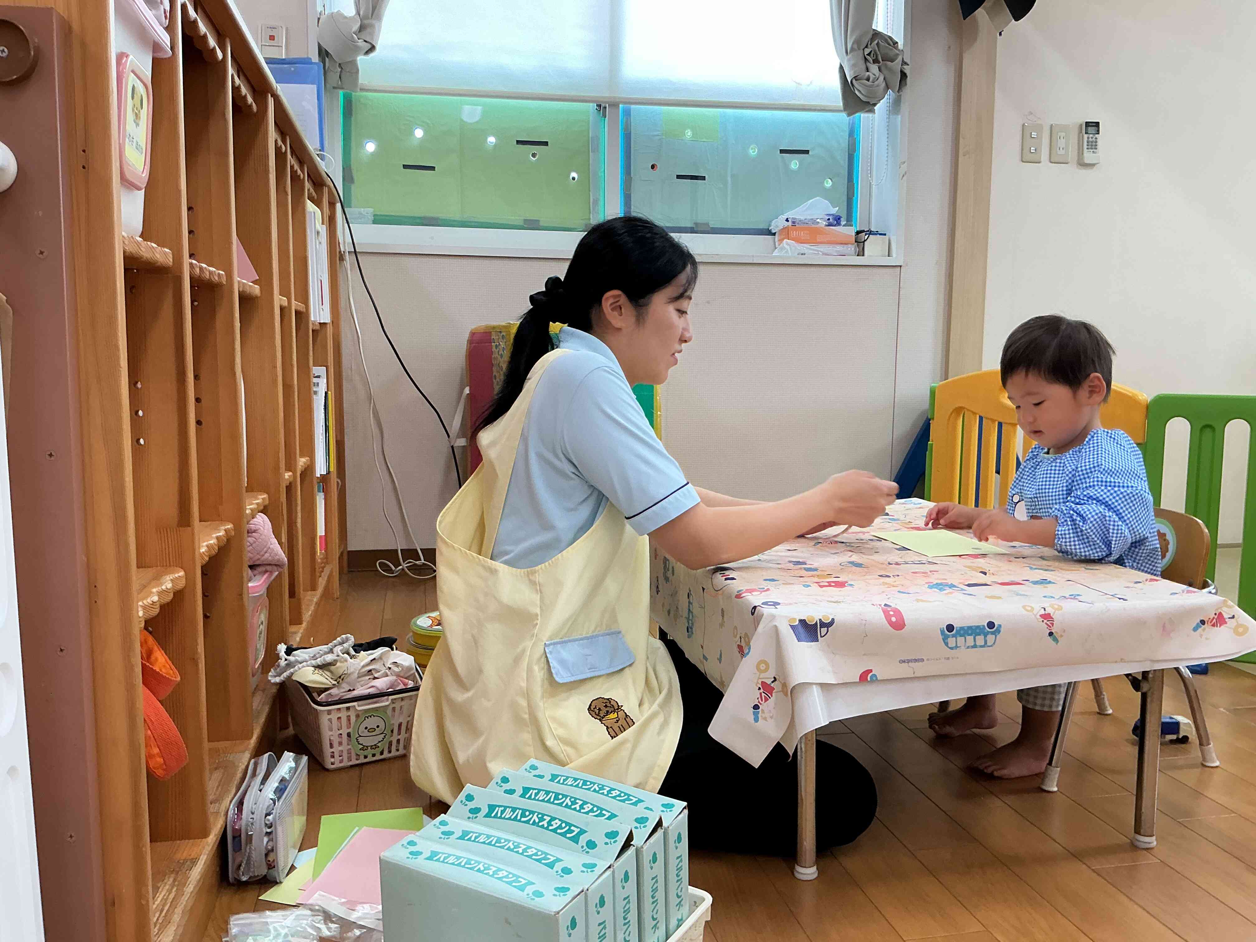 あひるるぐみさんは指先を使ってシール貼り。楽しいね~。
