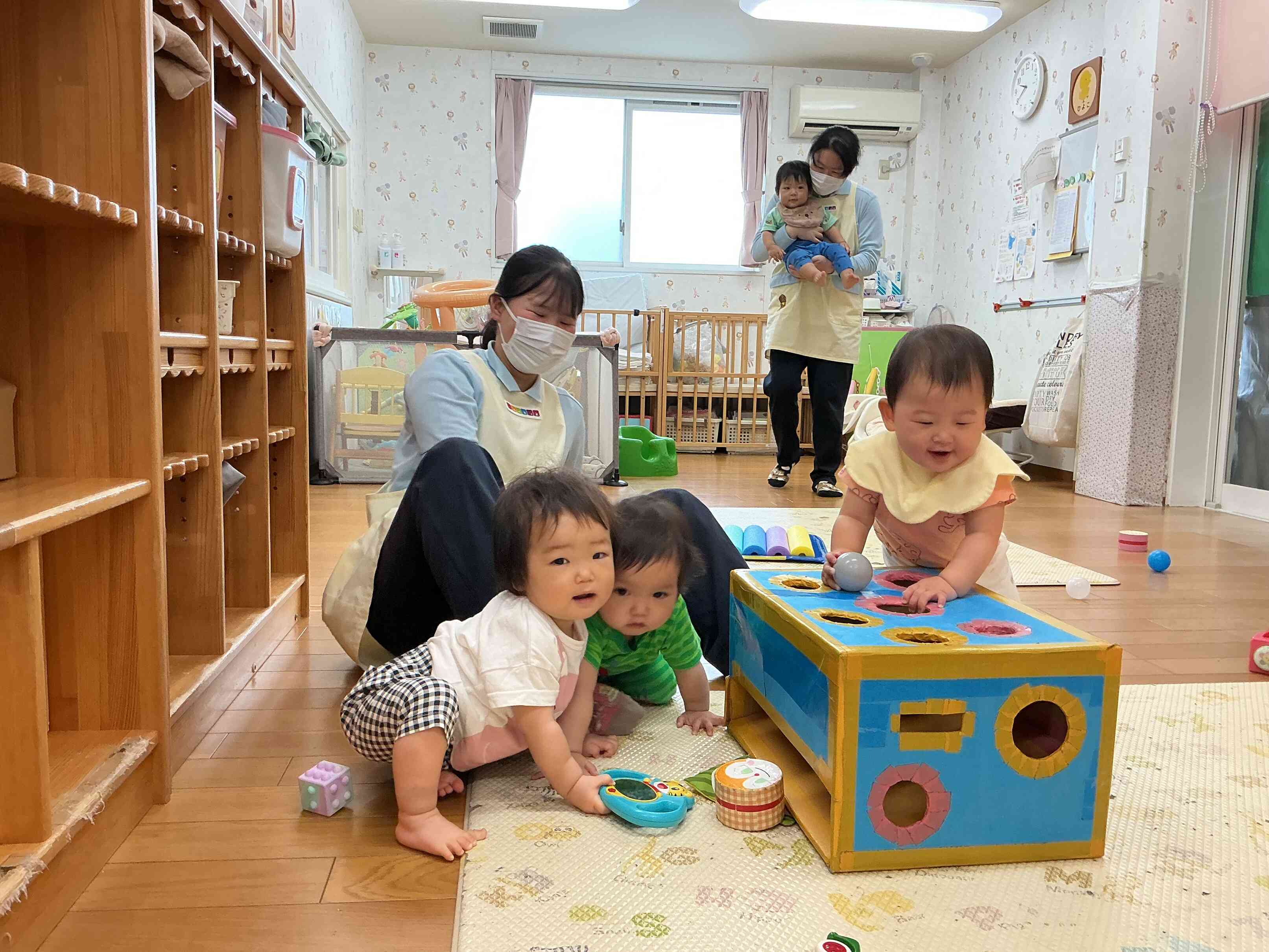 お友だちや保育者に興味を持ってニコニコで遊ぶひよこぐみさん。