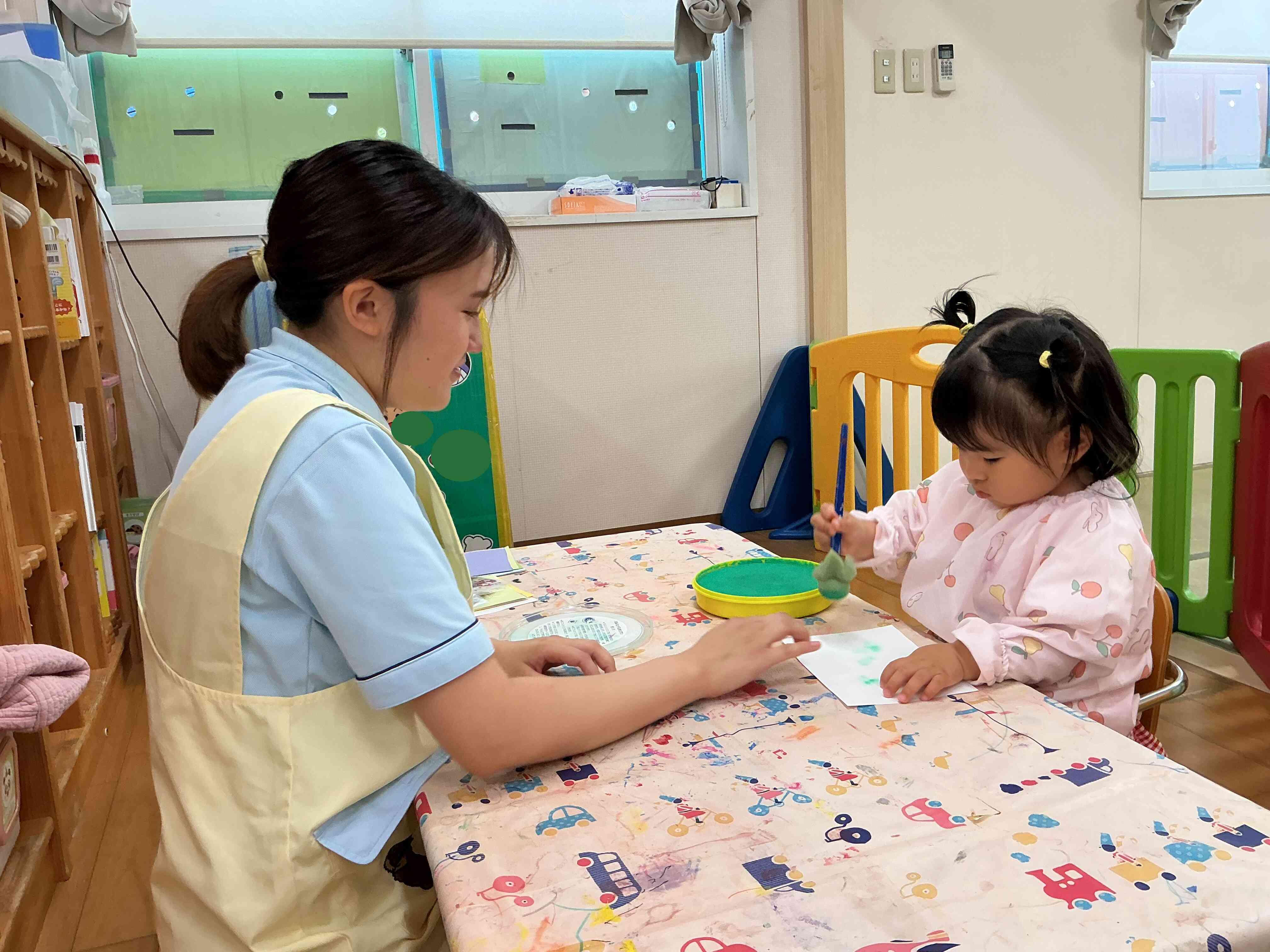 あひるぐみさん(1歳児)は製作を楽しむ様子を見ていただきましたよ。