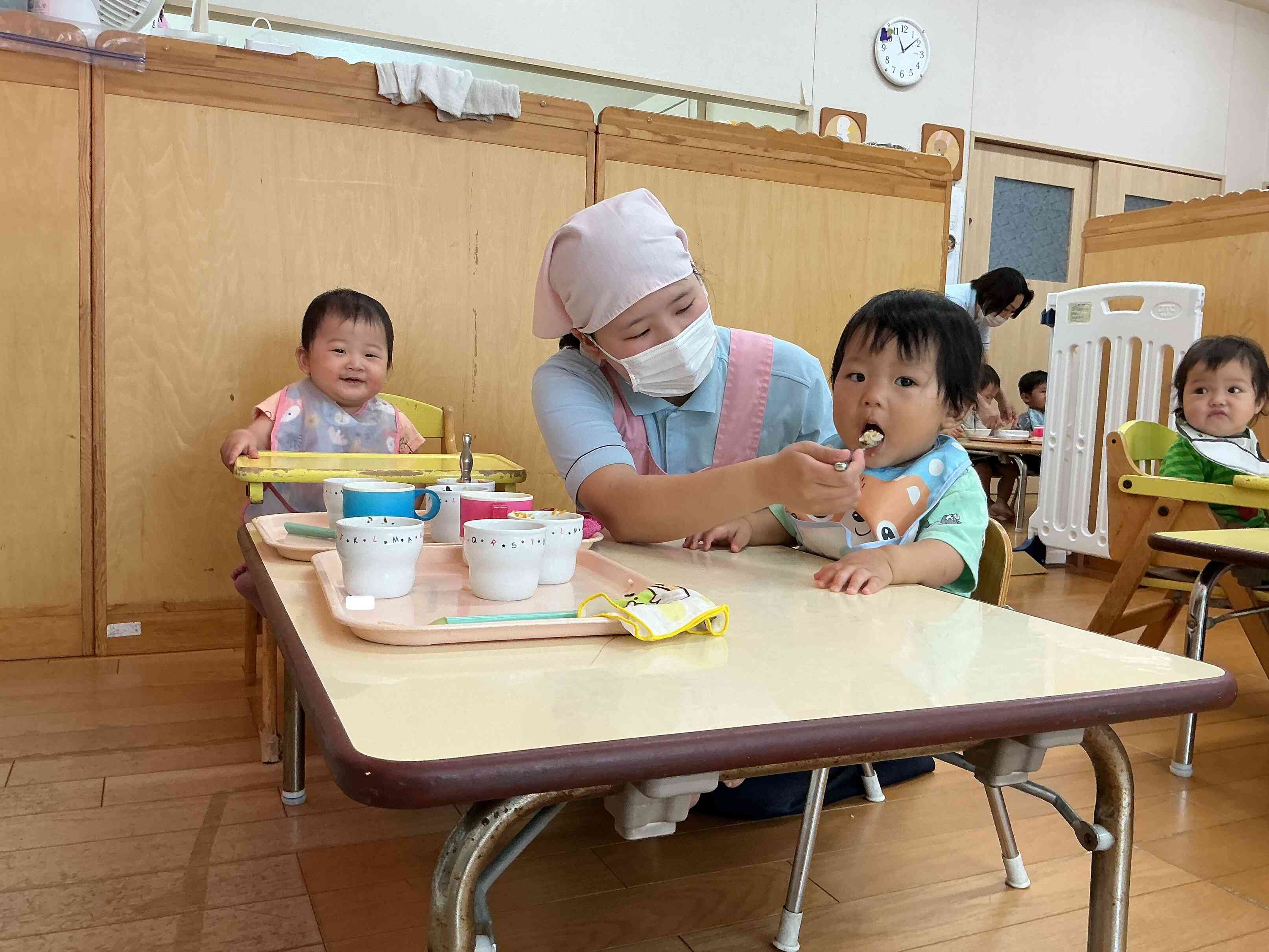 大きなお口を開けて、ニコニコで給食を食べるひよこぐみさん。