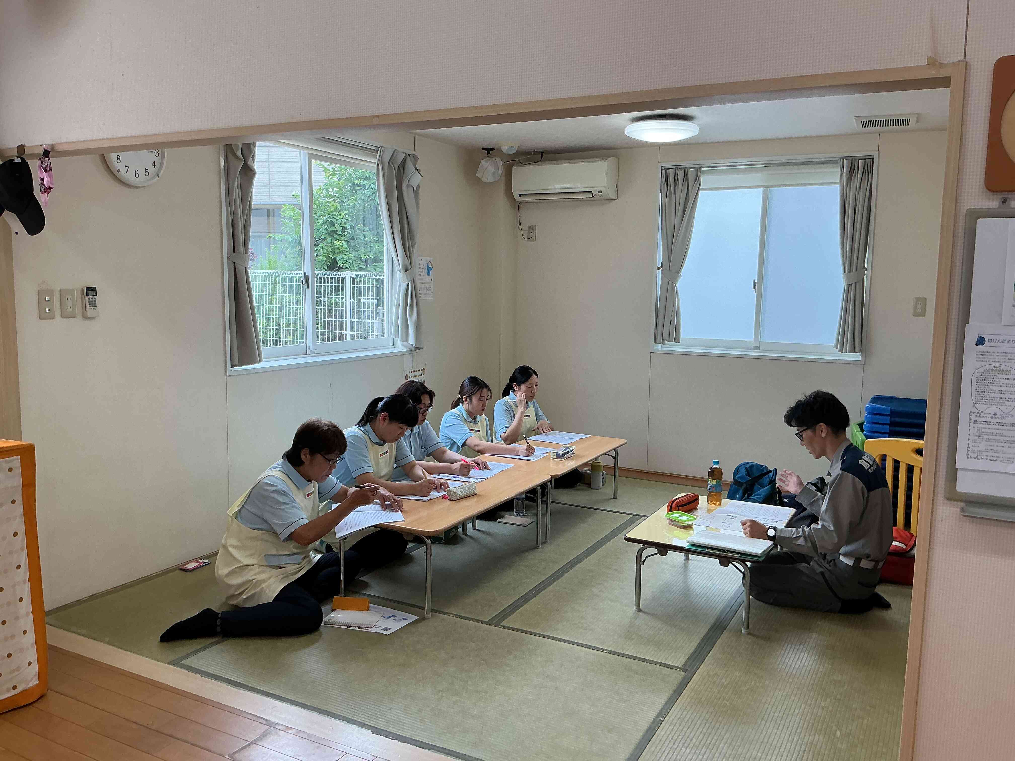 テキストを見ながら、消防署の方の講習を受けました。