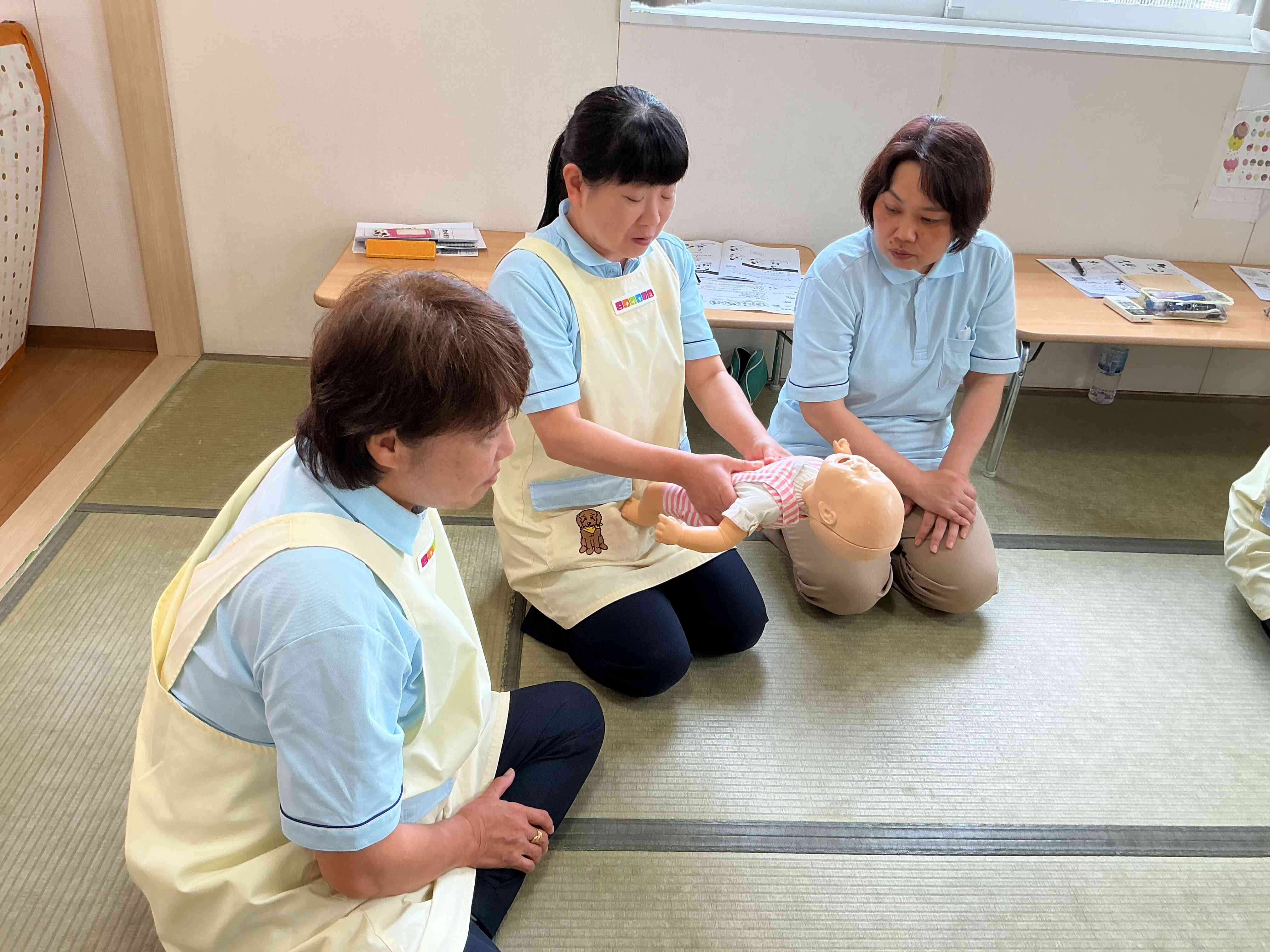 成人とは異なる、乳幼児の胸骨圧迫。