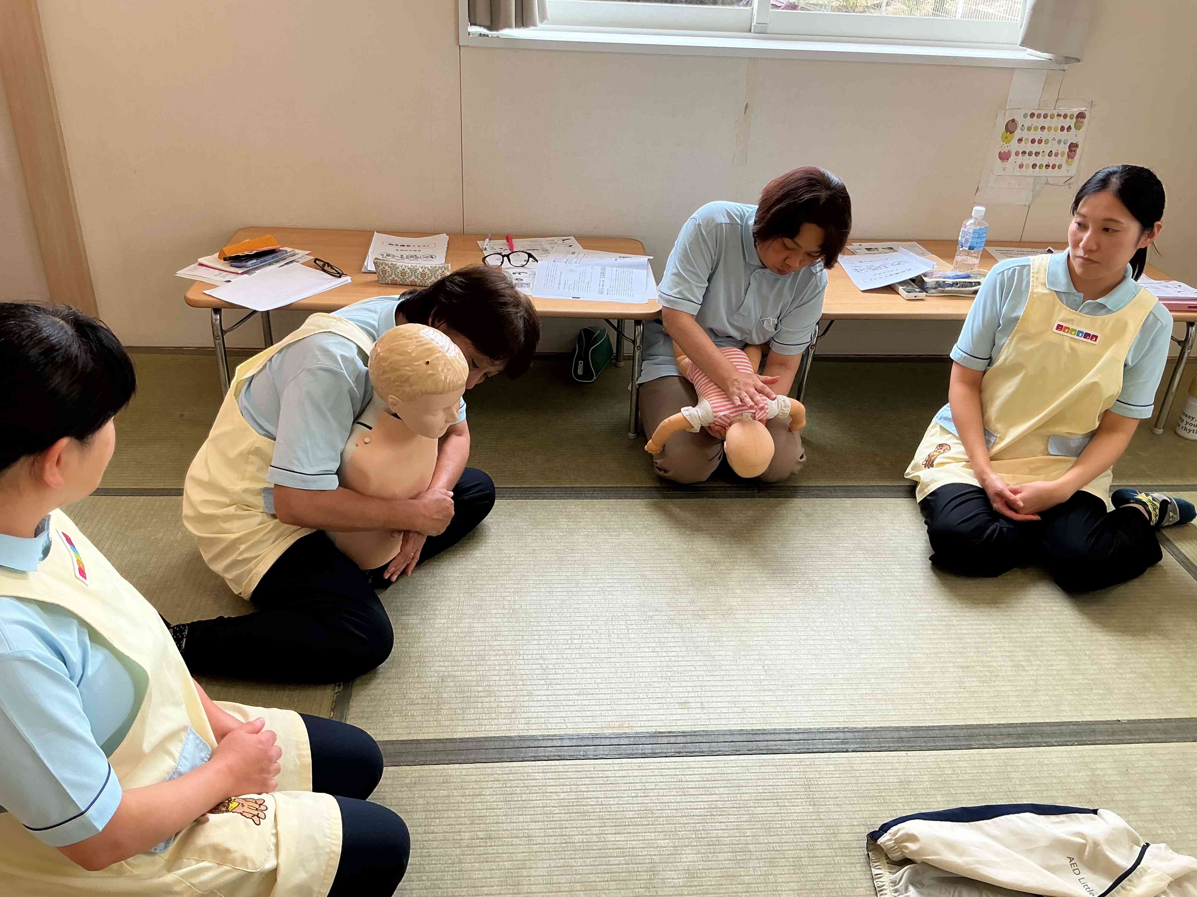 乳児や成人に対する気道異物除去についての講習。