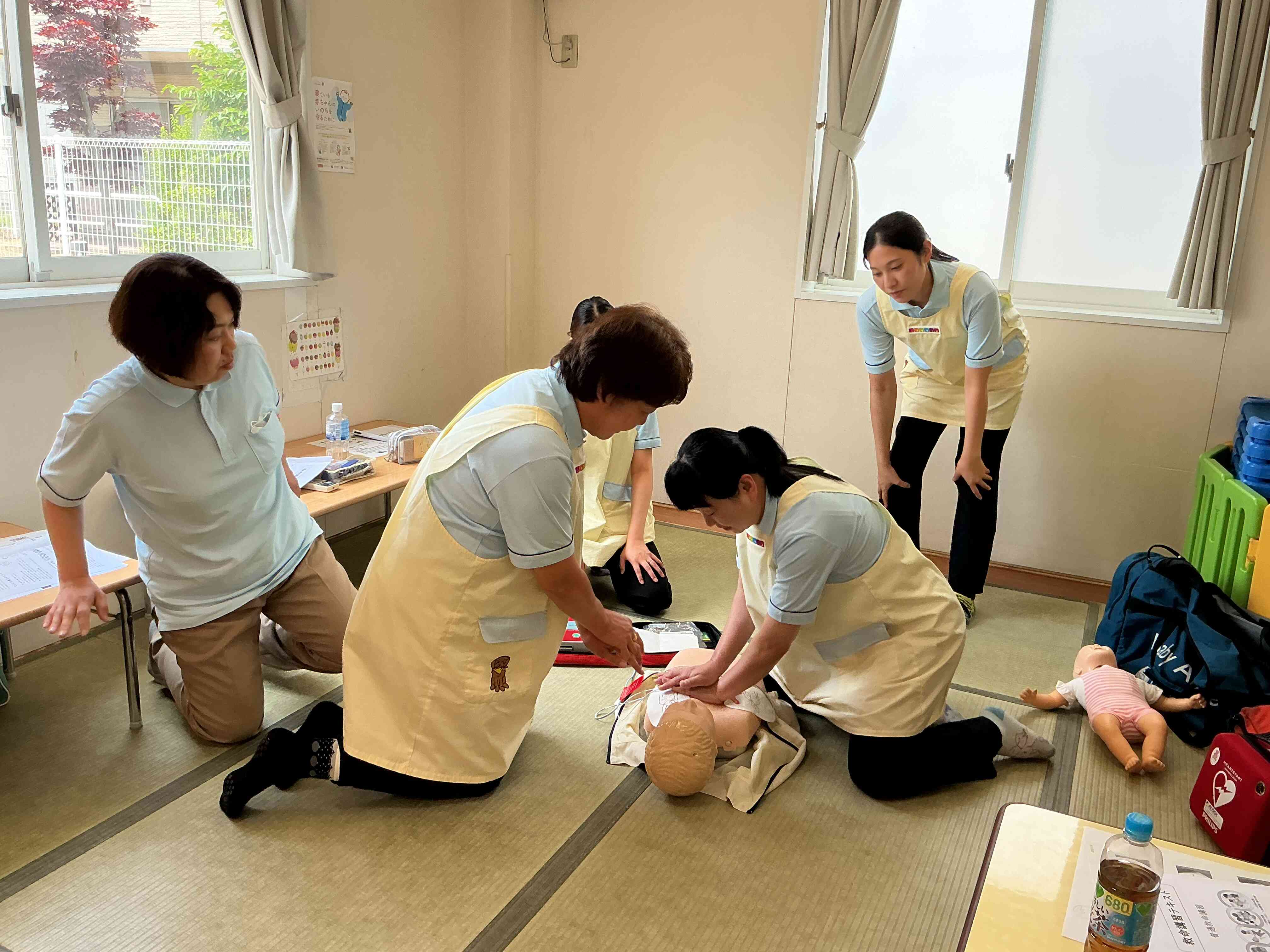救急隊員さんを待つ間、その場にいる人で役割分担をし、それぞれが命をつなぐために動きます。