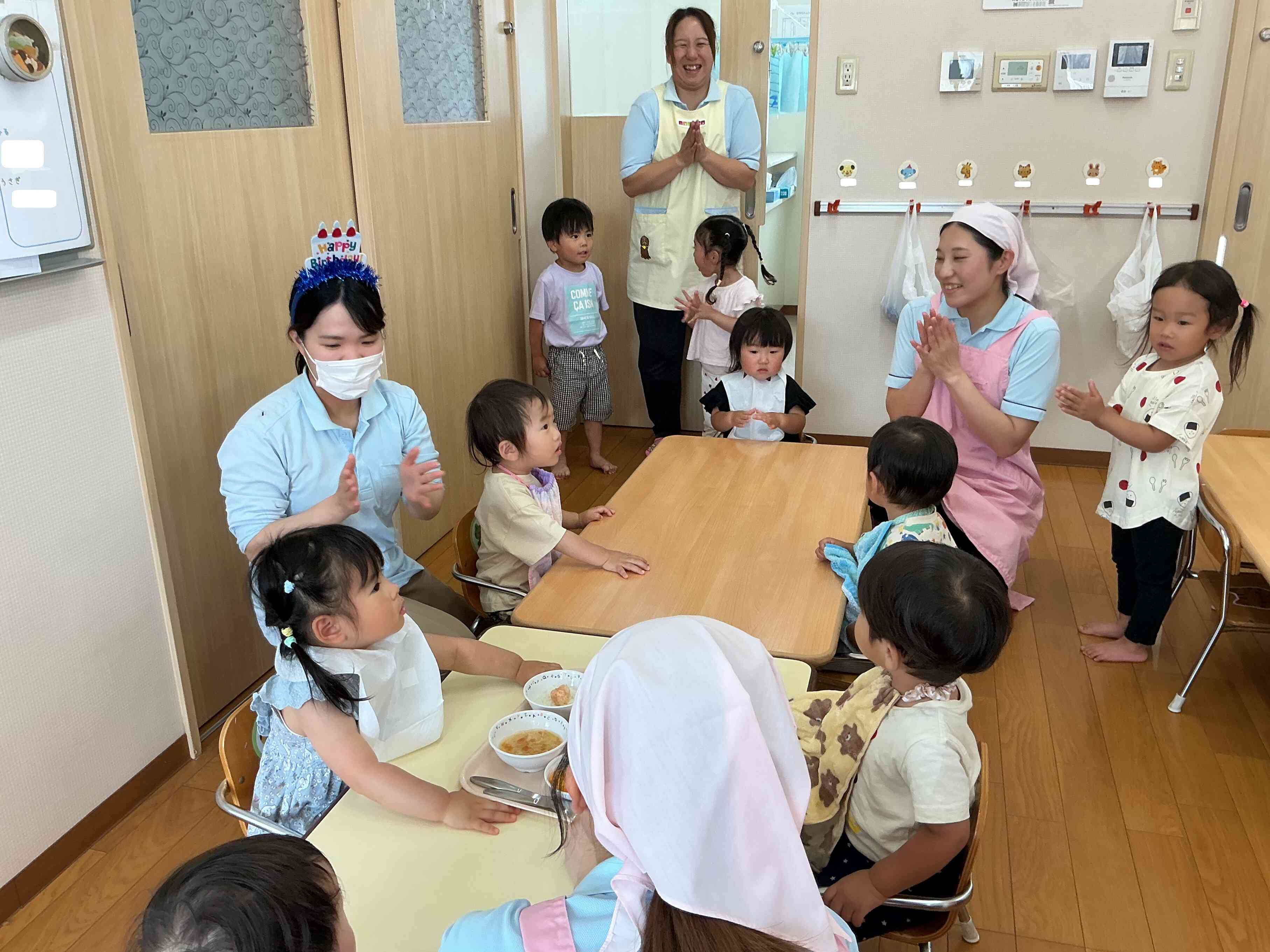 みんなに「たんたんたんたんたんじょうびー」とお歌のプレゼントをしてもらいました。