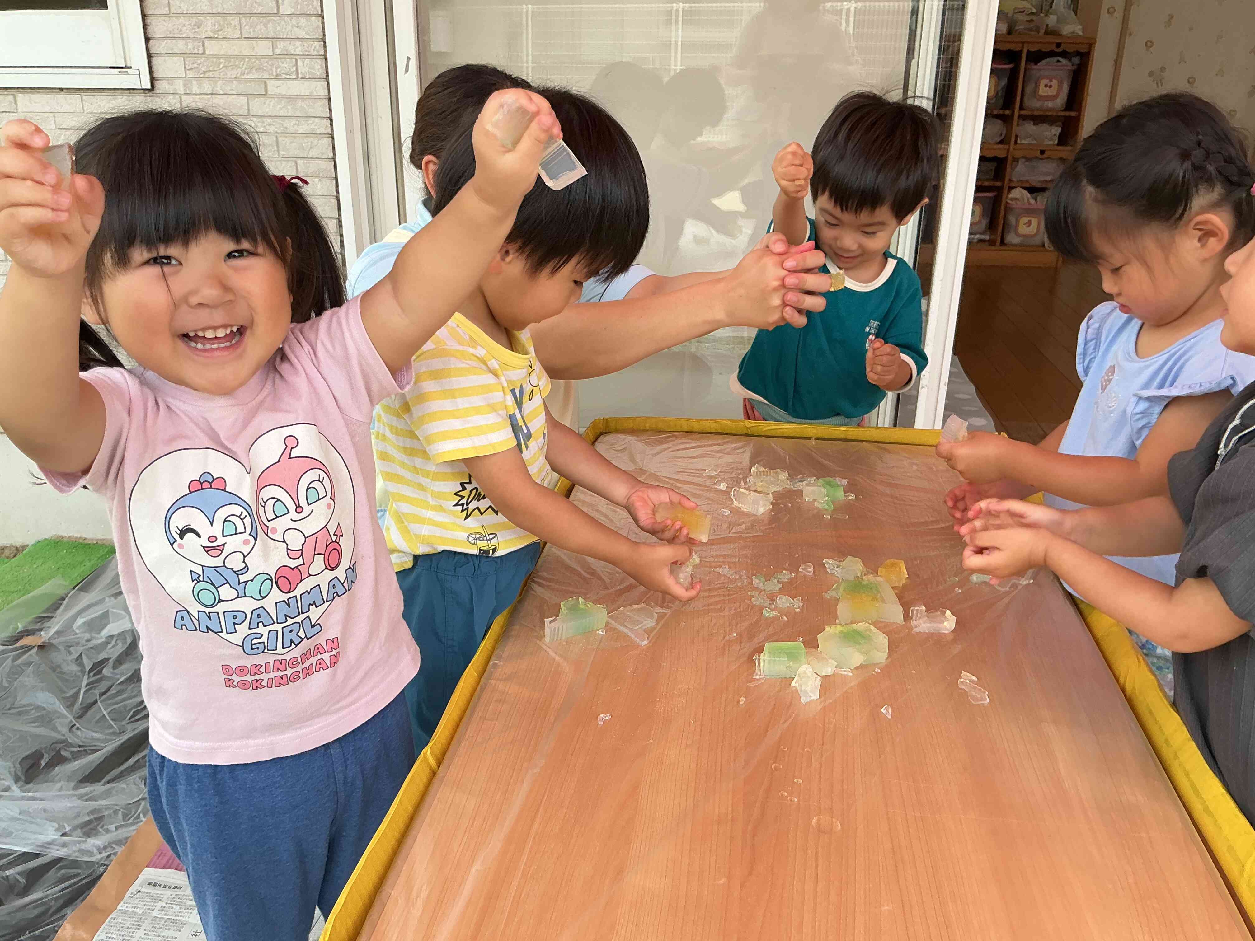 かんてんの大きなお弁当の中に色々な形のかんてんがかくれんぼ。見つけて大喜びのおともだち。