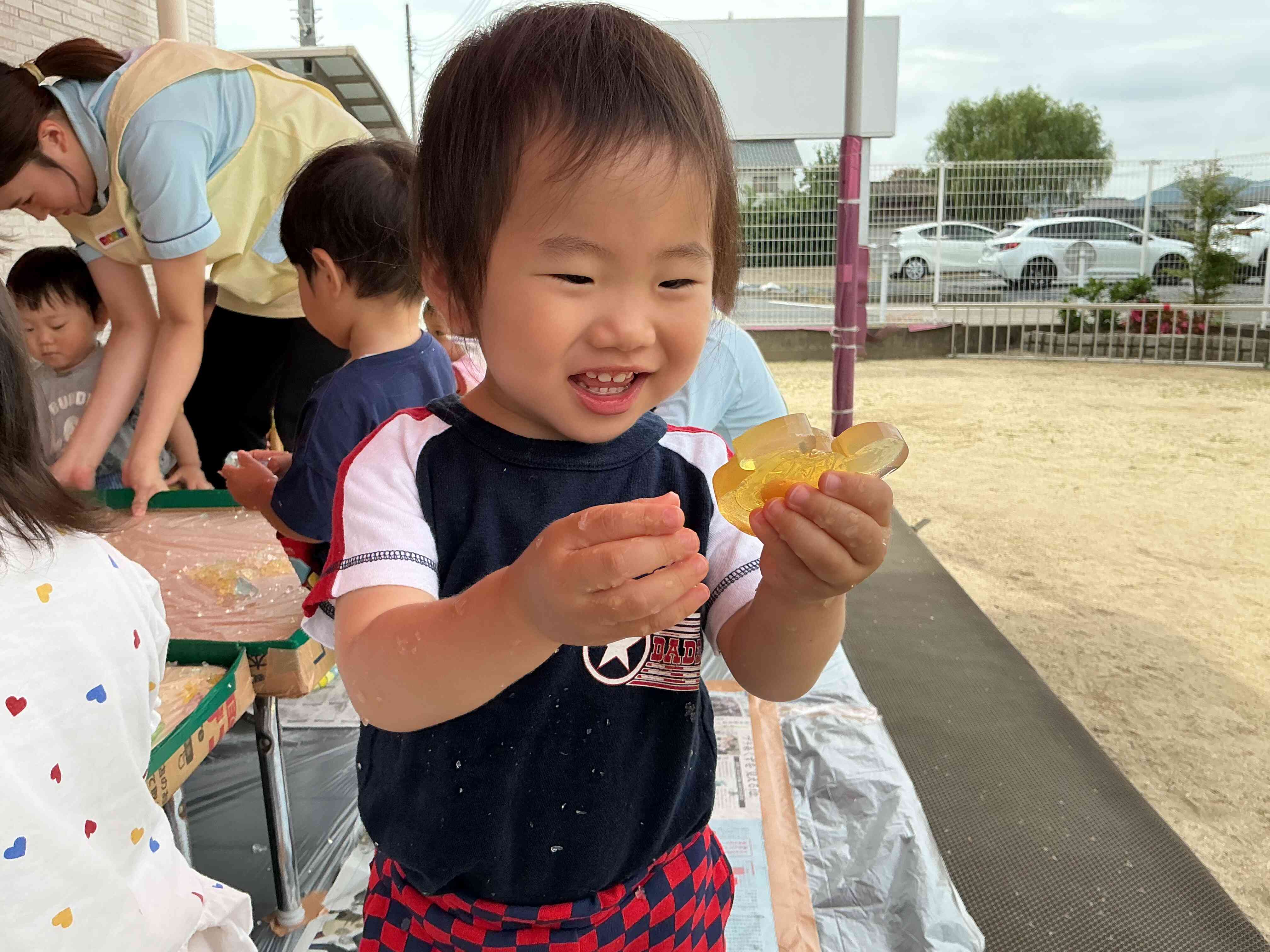 可愛い形のかんてんを、落とさないようにそーっと握ってニコニコ。