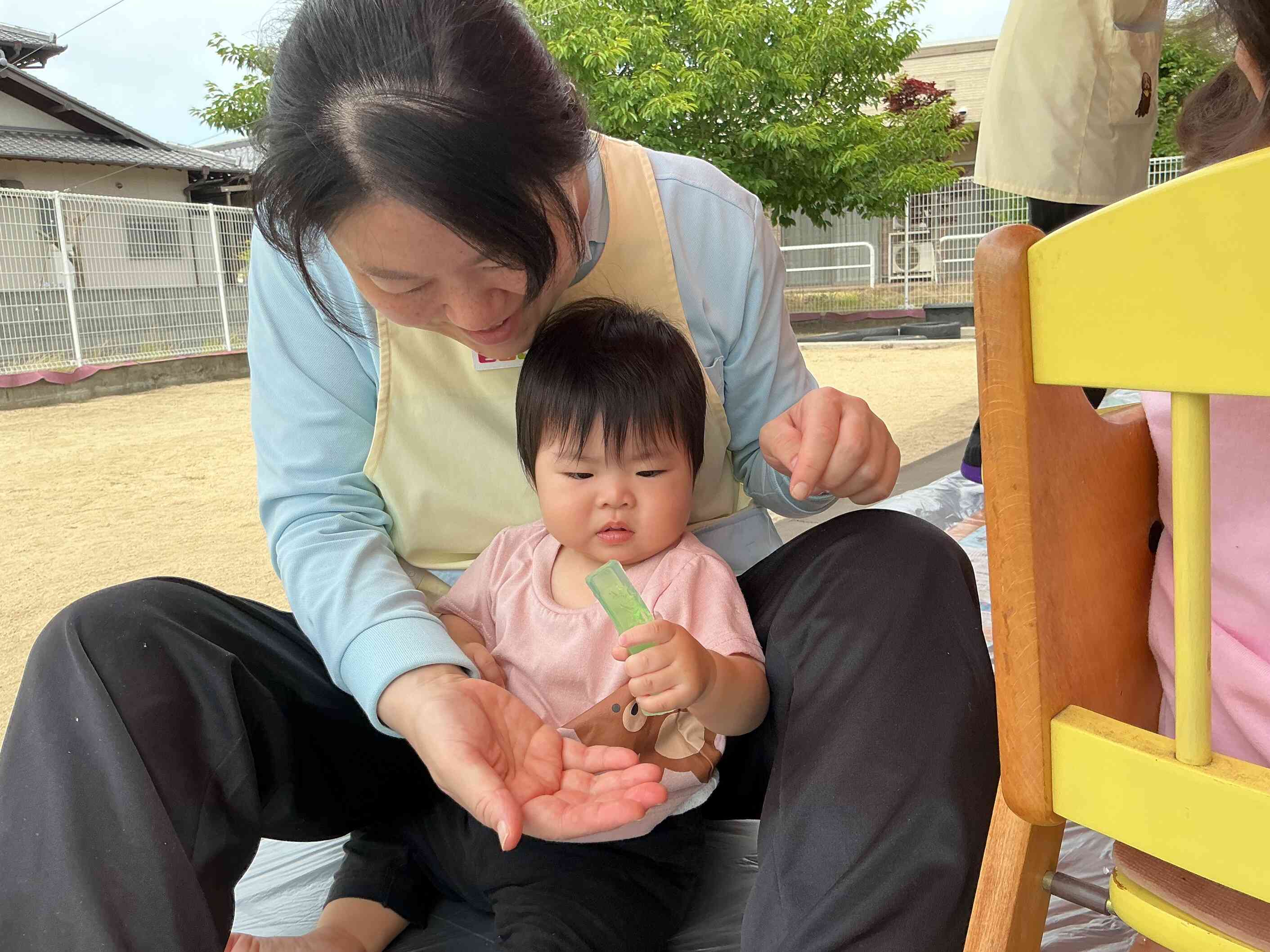 かんてんを握って不思議そうに見つめるひよこぐみのおともだち。