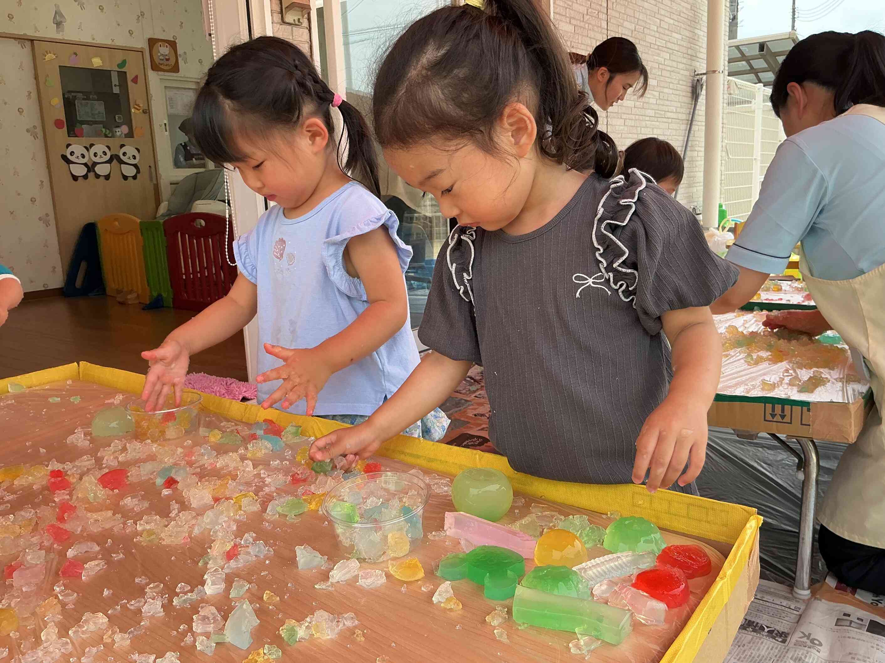 お気に入りの形や色のかんてんを丁寧に集めるおともだち。