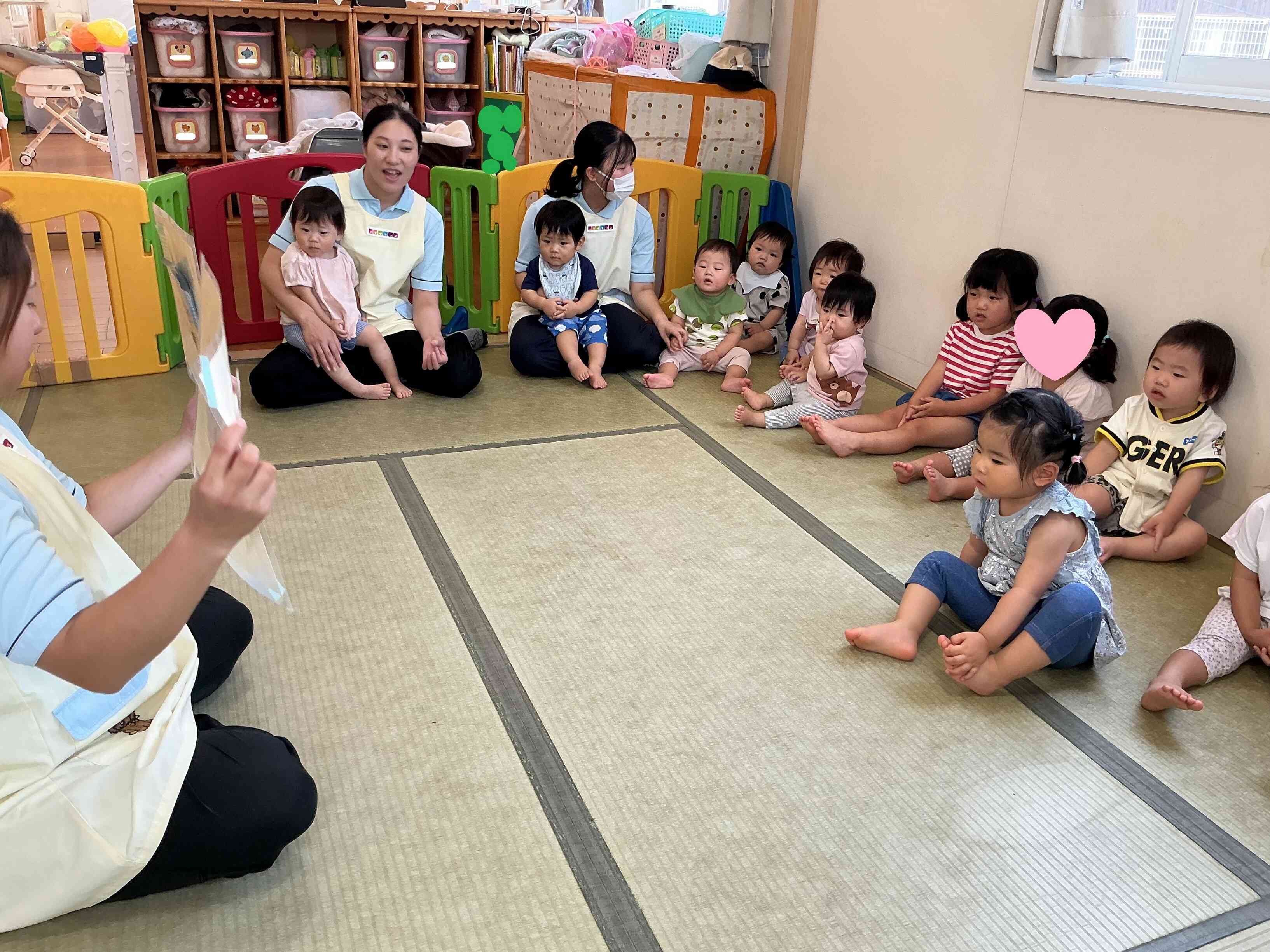 保育者からのプレゼントは子ども達に大人気の「はたらくくるま」のパネルシアター。みんなで一緒にノリノリで歌いましたよ。