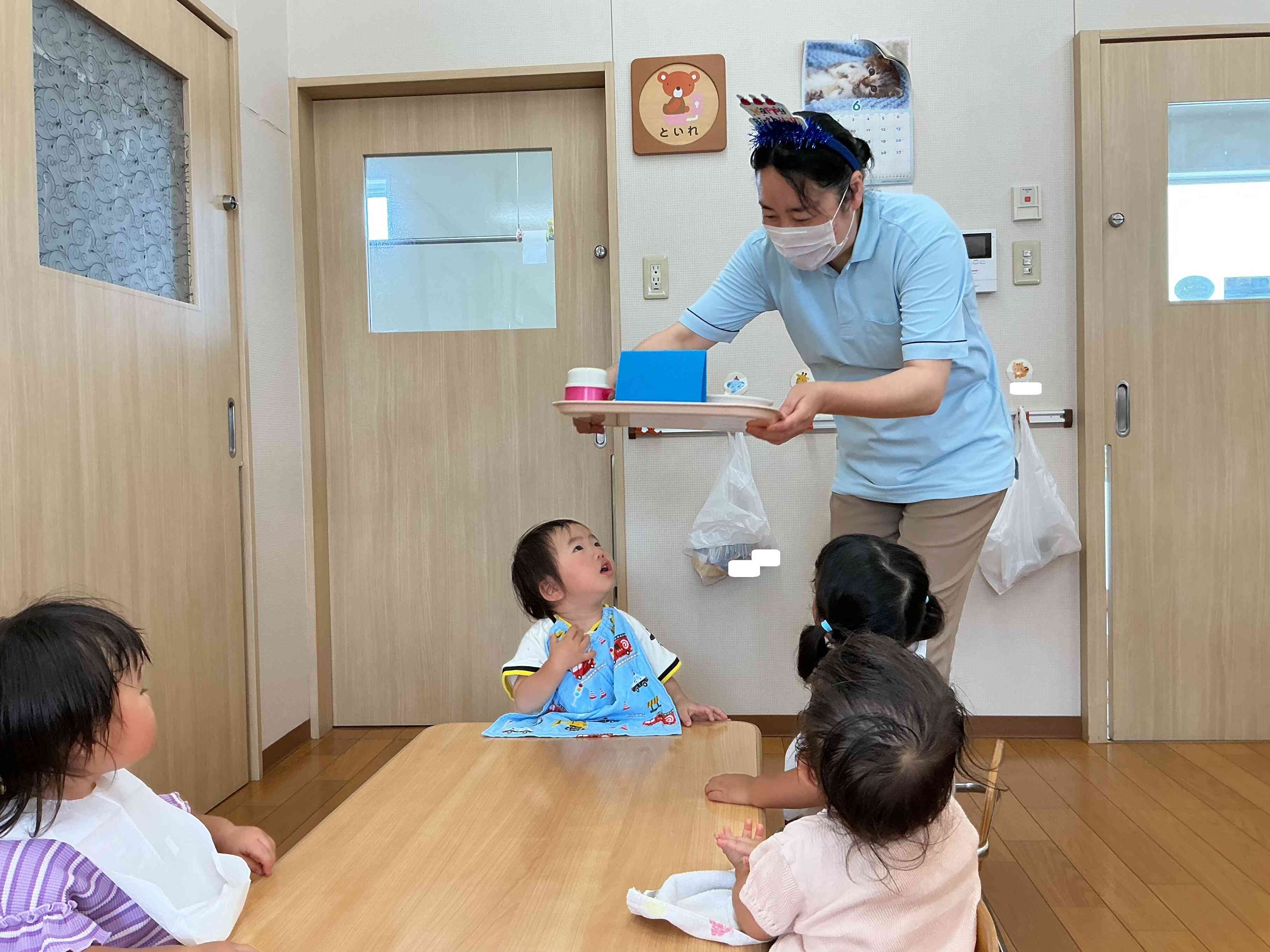 給食の先生が、「おめでとうー」と言いながらバースデー給食を運んできてくれました。