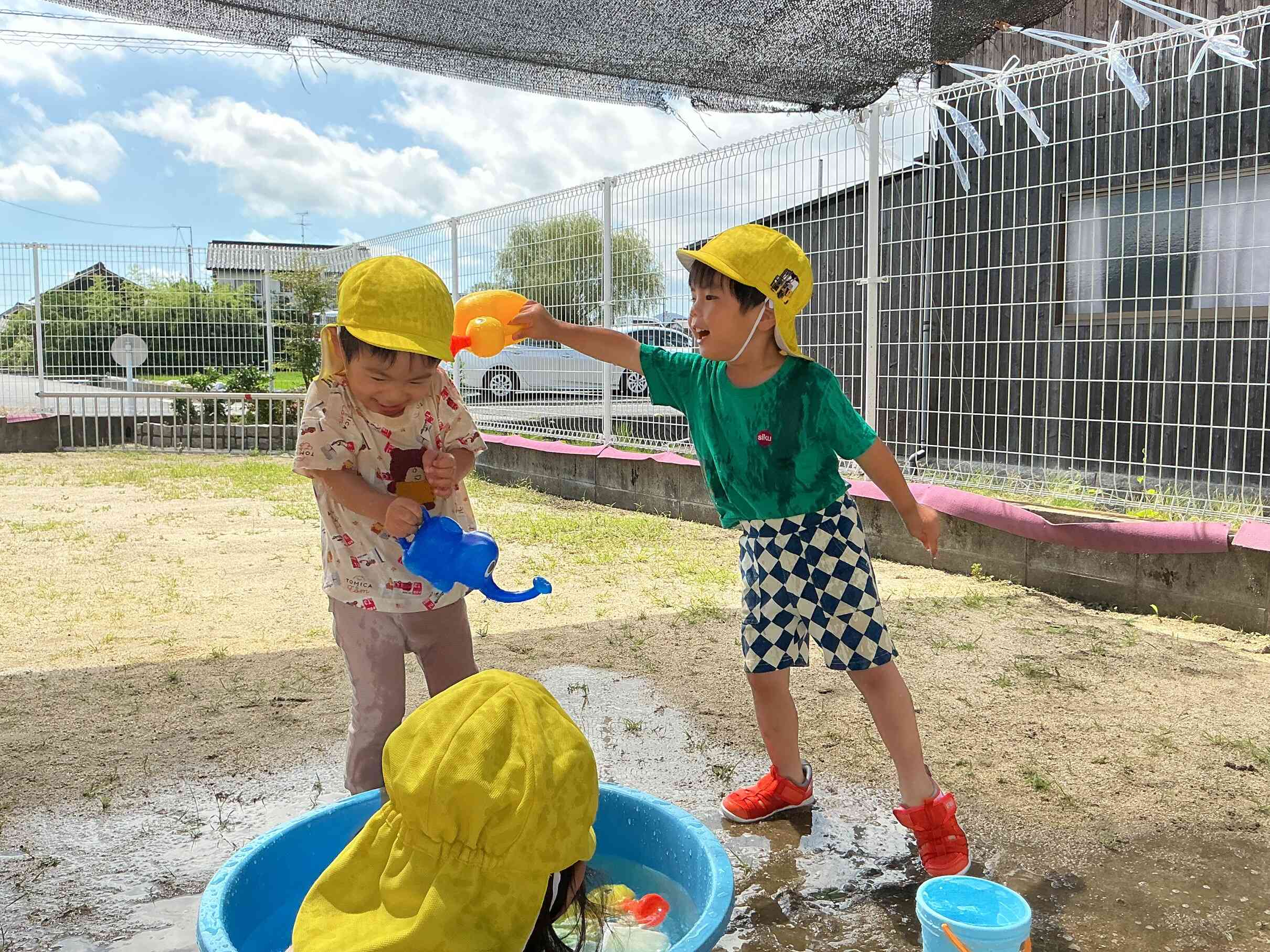 ニコニコと笑い声がいっぱいの、おもいっきり水遊びでした。