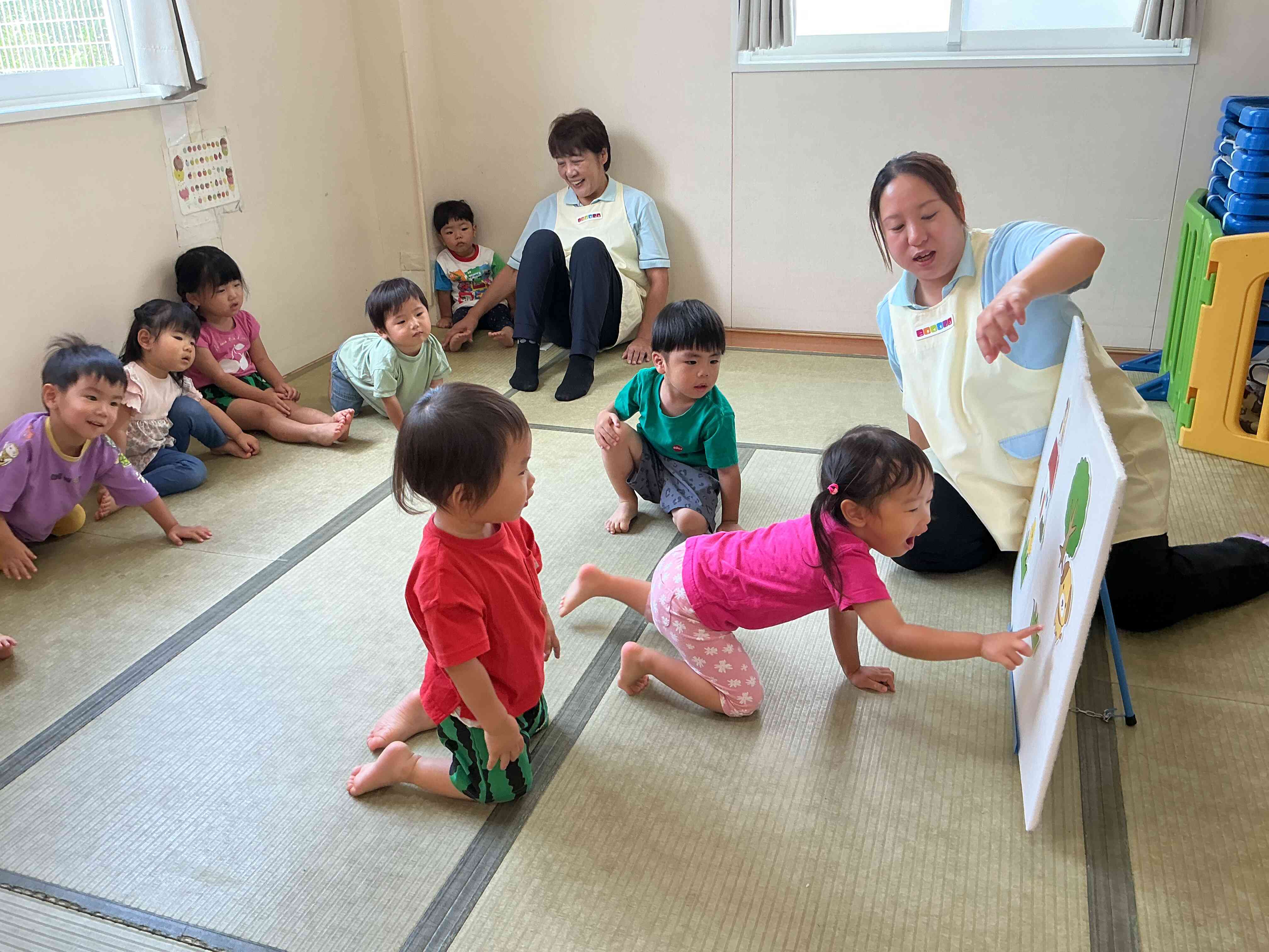 保育者からのプレゼントは、「かわいいかくれんぼ」のパネルシアター。みんなでかくれんぼしているヒヨコさんやすずめさんを探しましたよ。
