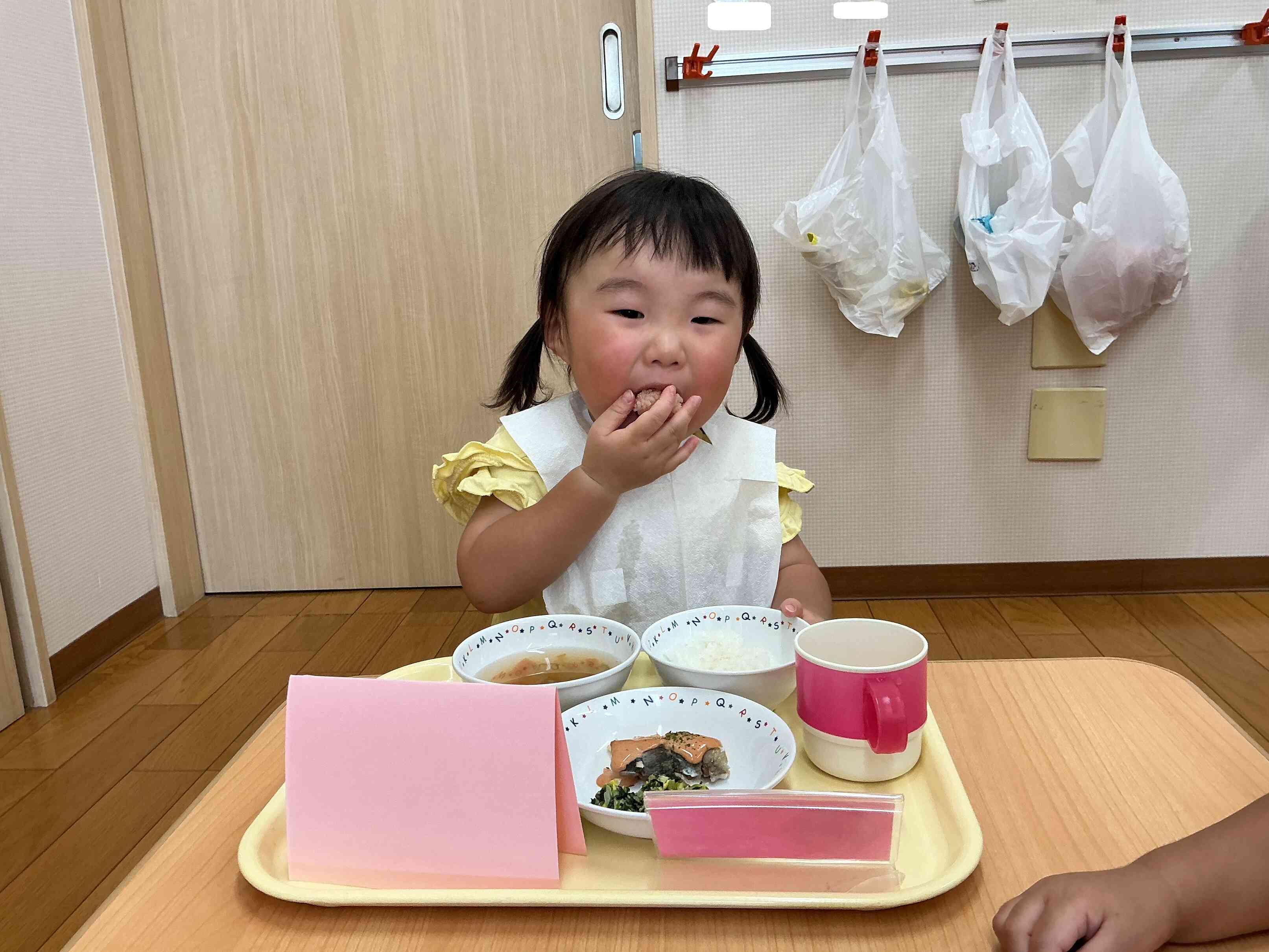 給食の先生が特別に作ってくれた、ハート形のケチャップライスをパクリッ。