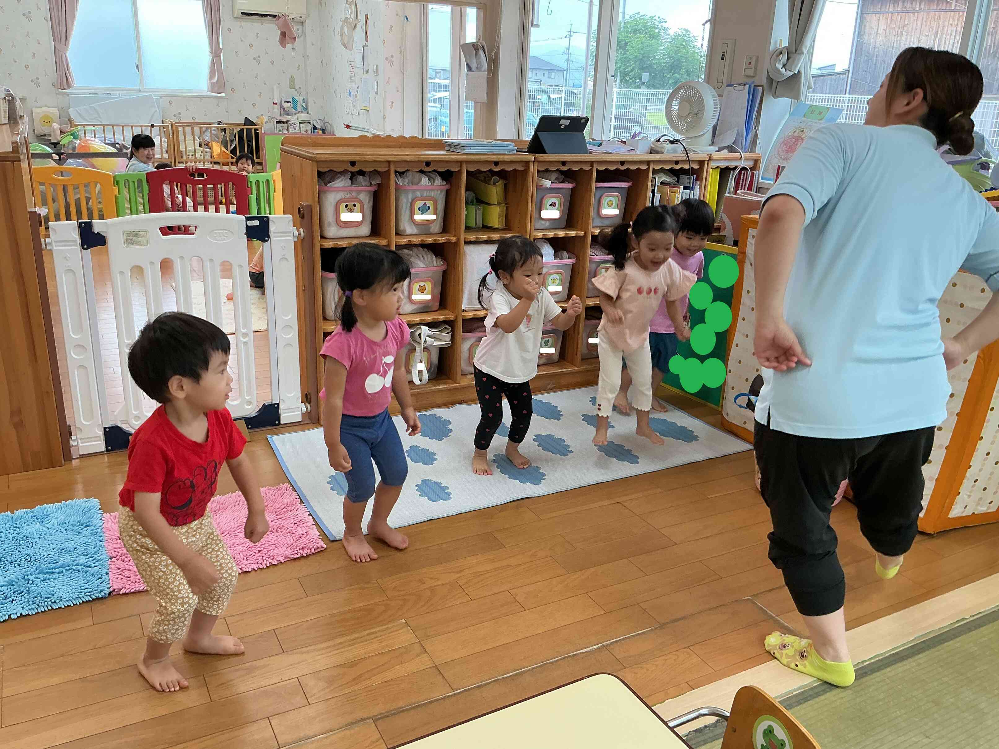 お水あそびの前に準備運動。