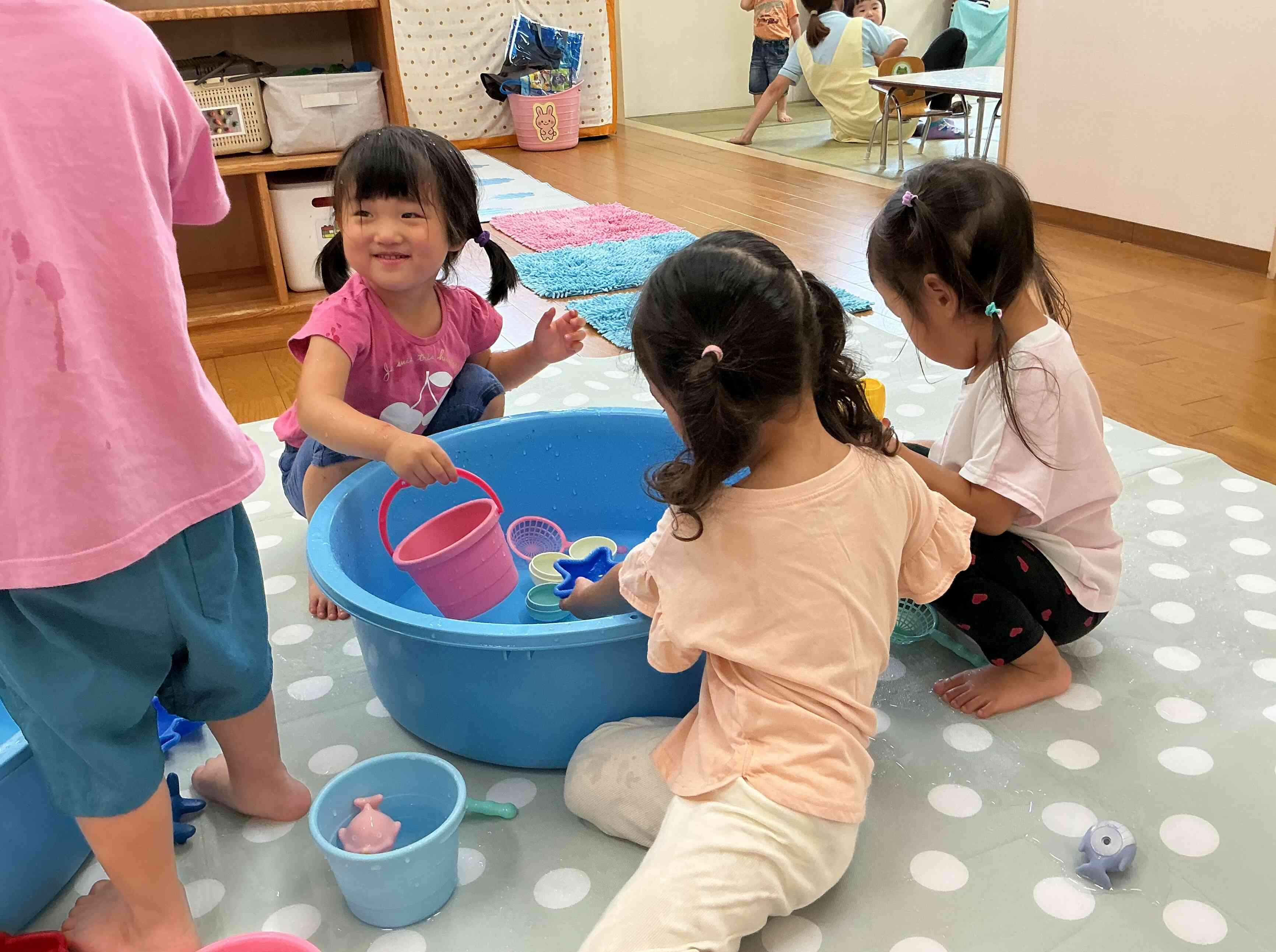 お顔にお水がかかってニコニコ。
