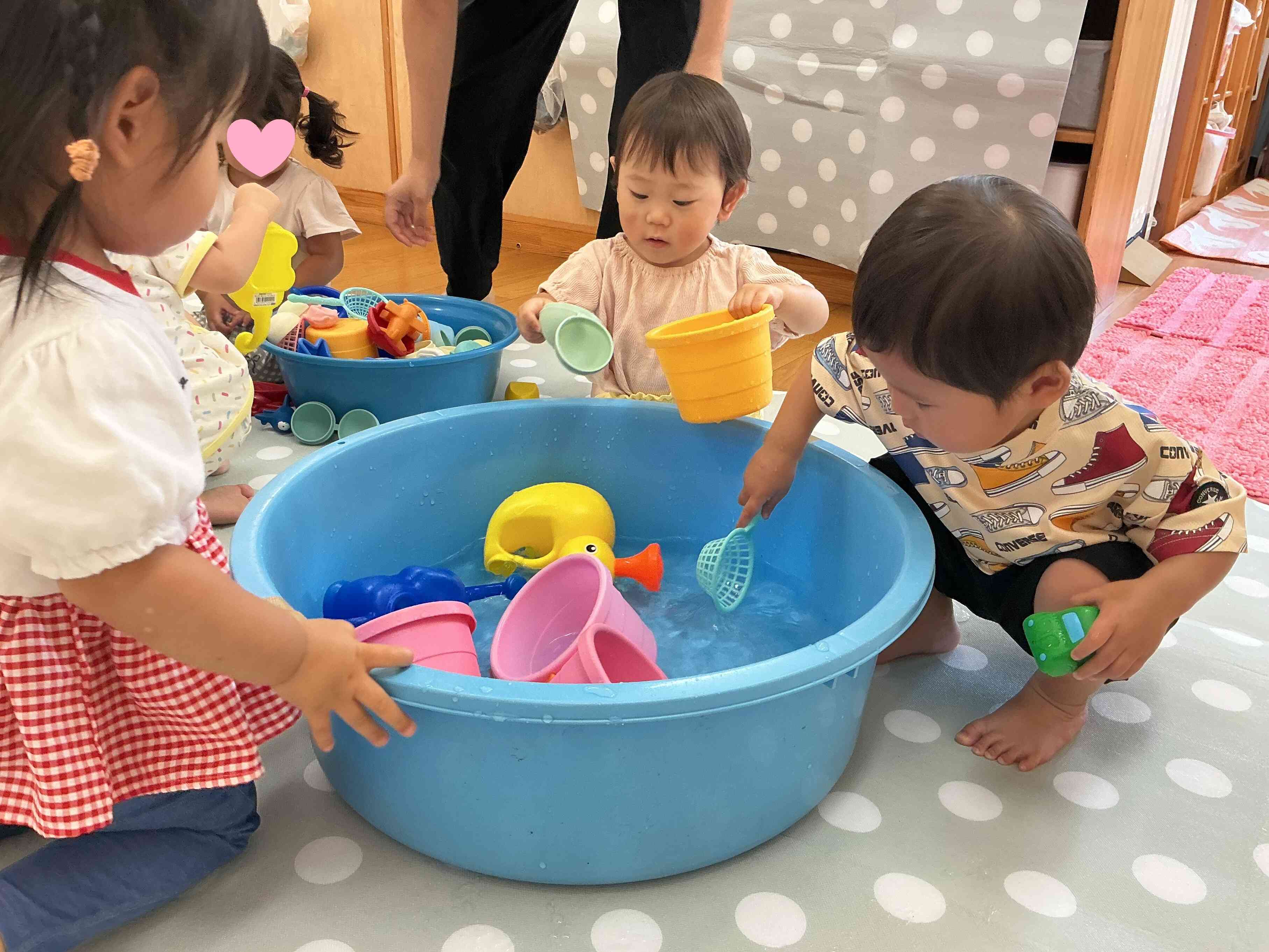 あひるぐみさん（1歳児）の水あそび