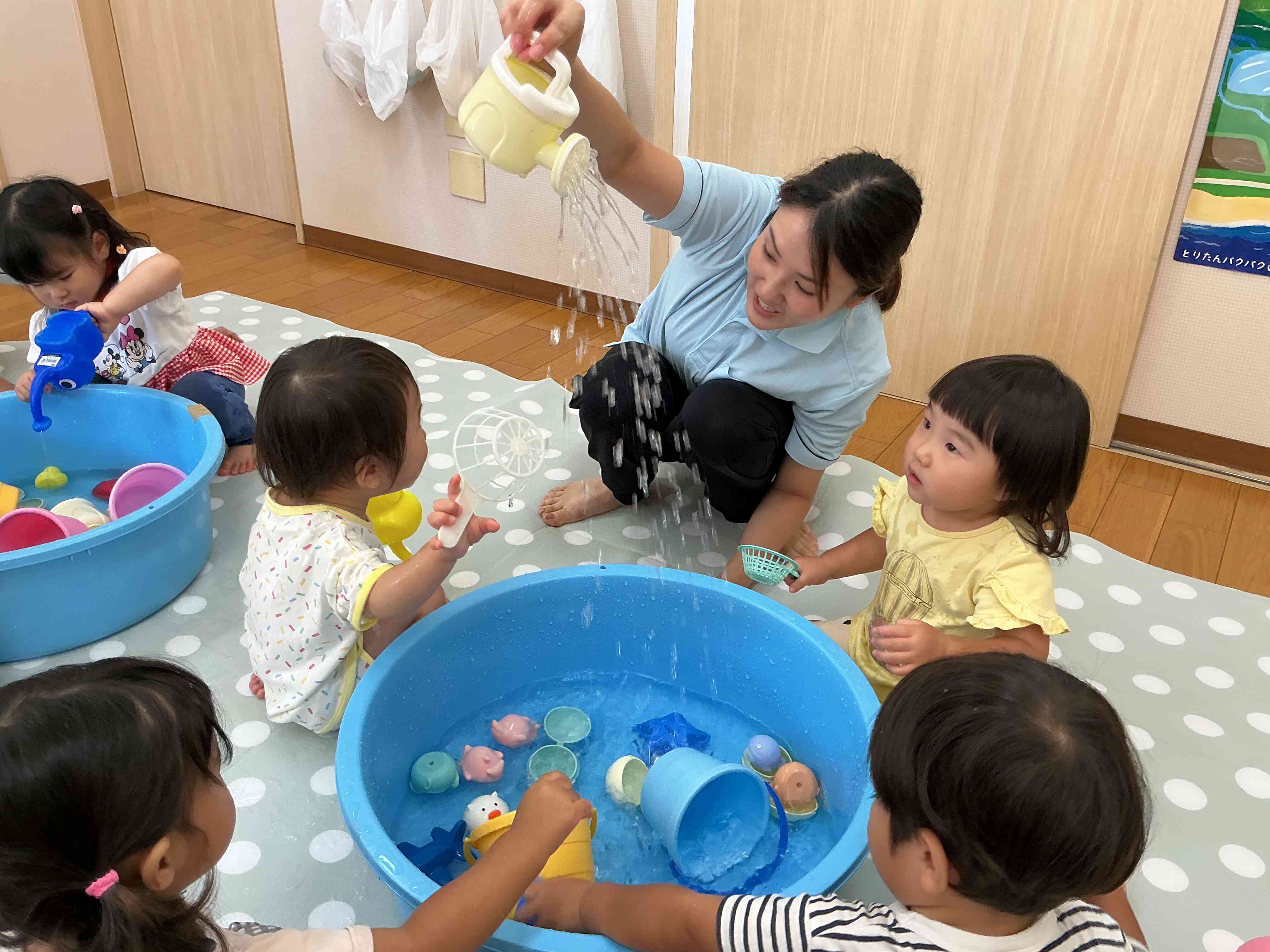 ジョウロから流れるお水を不思議そうに見つめるおともだち。