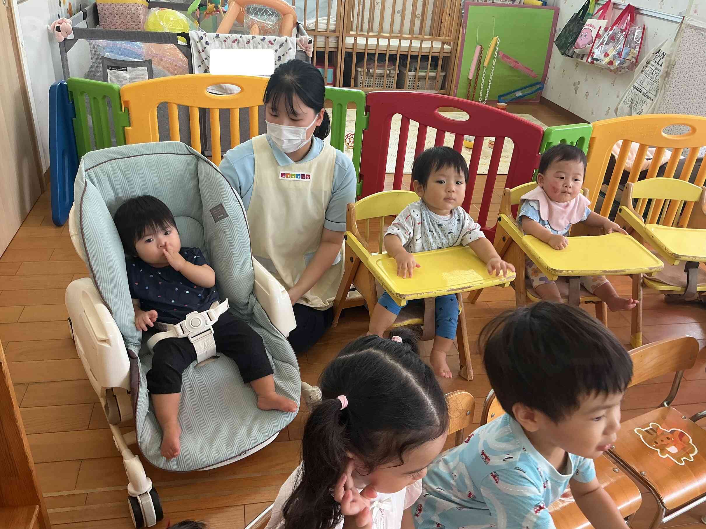 ひよこぐみさん(0歳児)もお椅子に座って参加しましたよ。