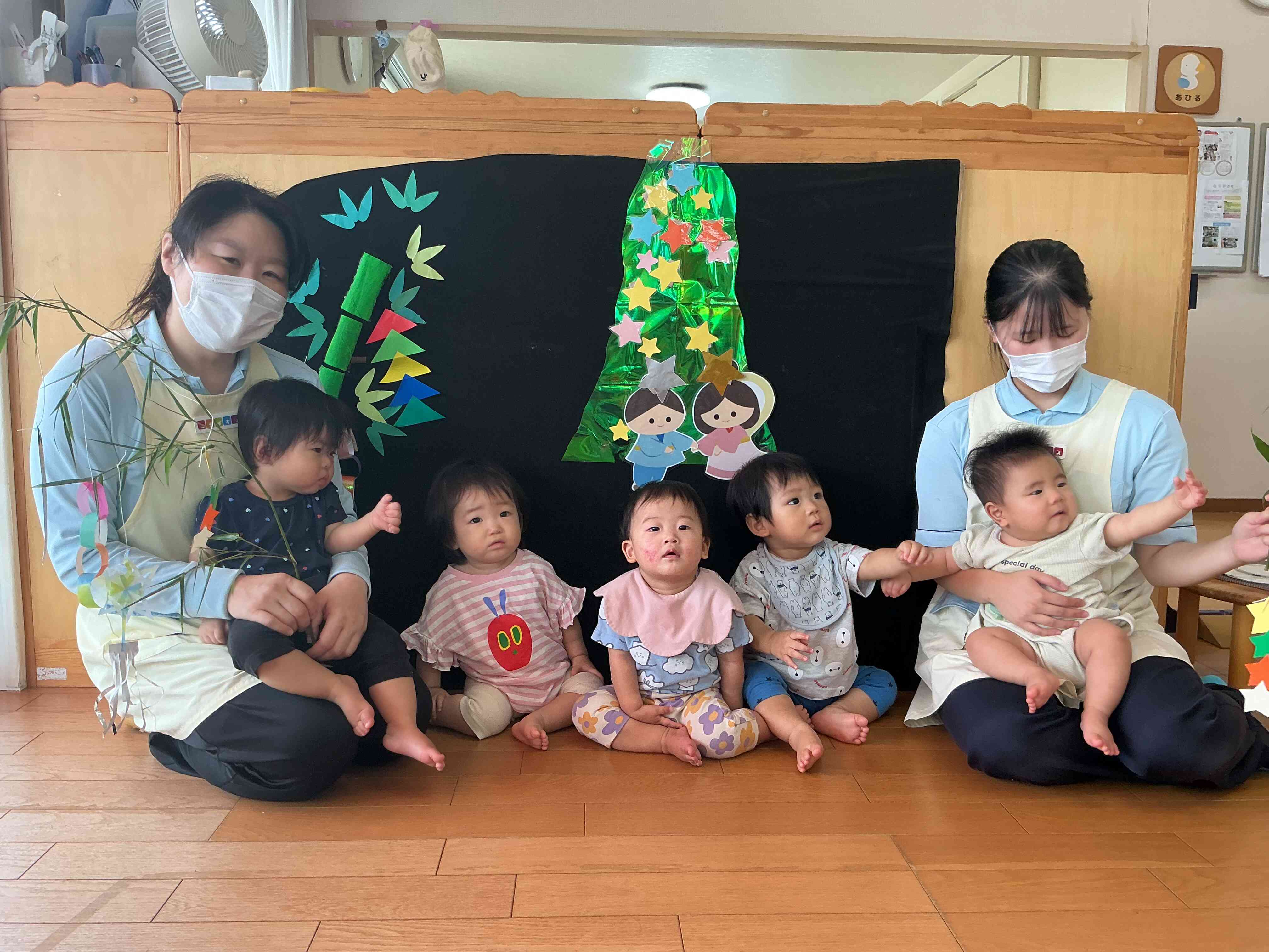 ひよこぐみさん(0歳児)、初めての笹飾りを持って帰りますよ~。