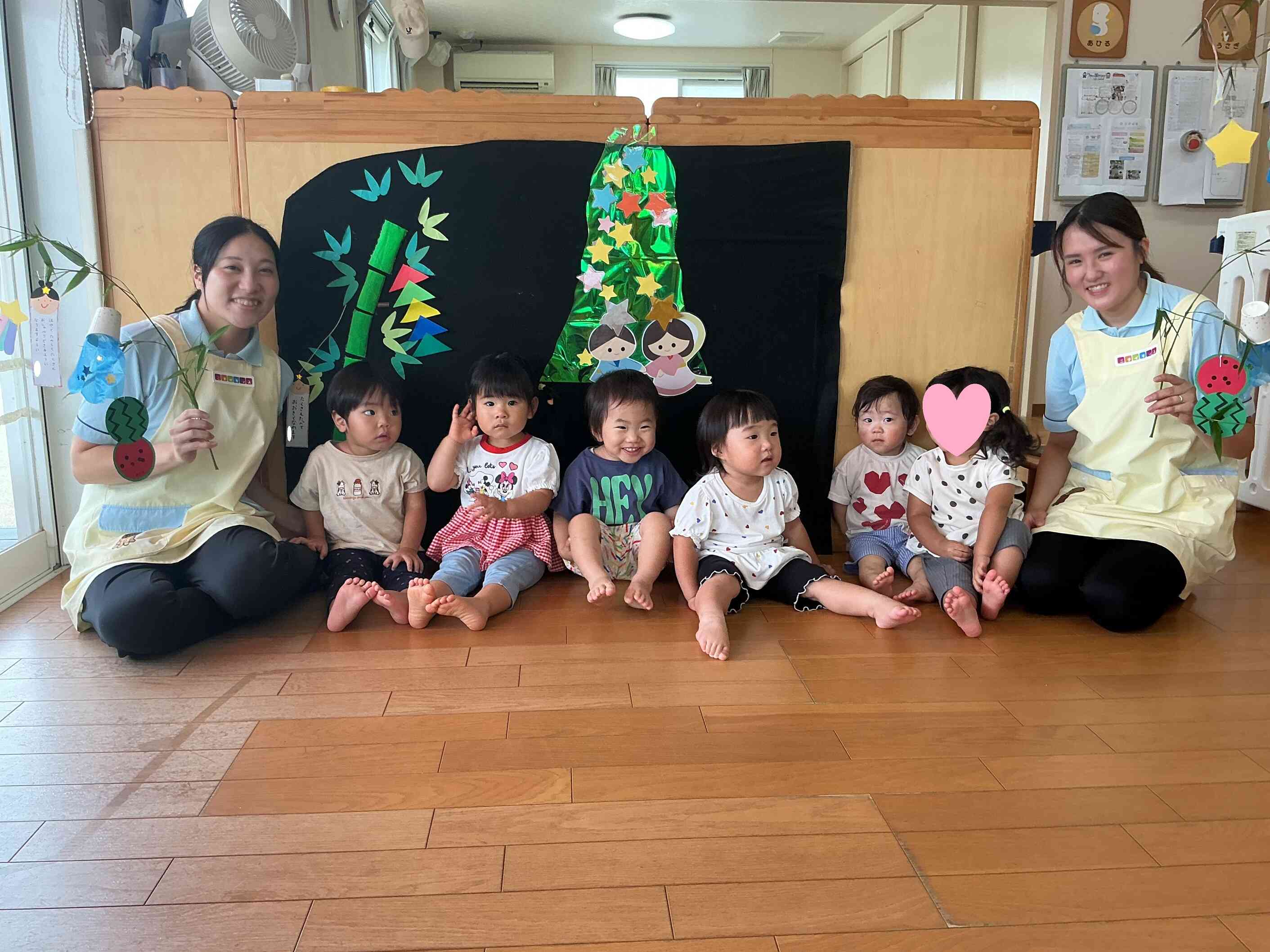 あひるぐみさん(1歳児)は、天の川の織姫様と彦星様の前で、ニコニコの記念撮影。