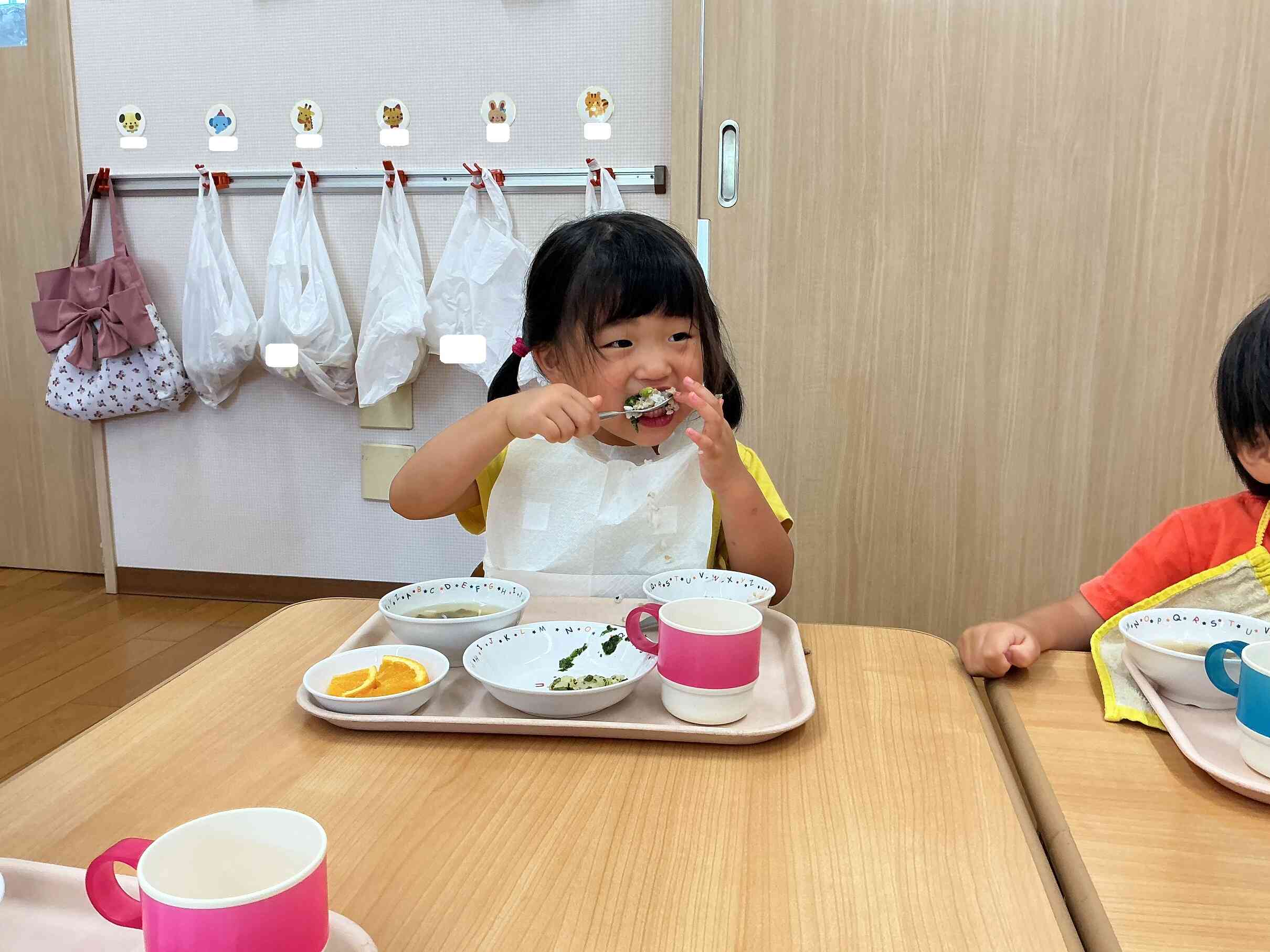 大きなお口でパクッ、「おいし～」