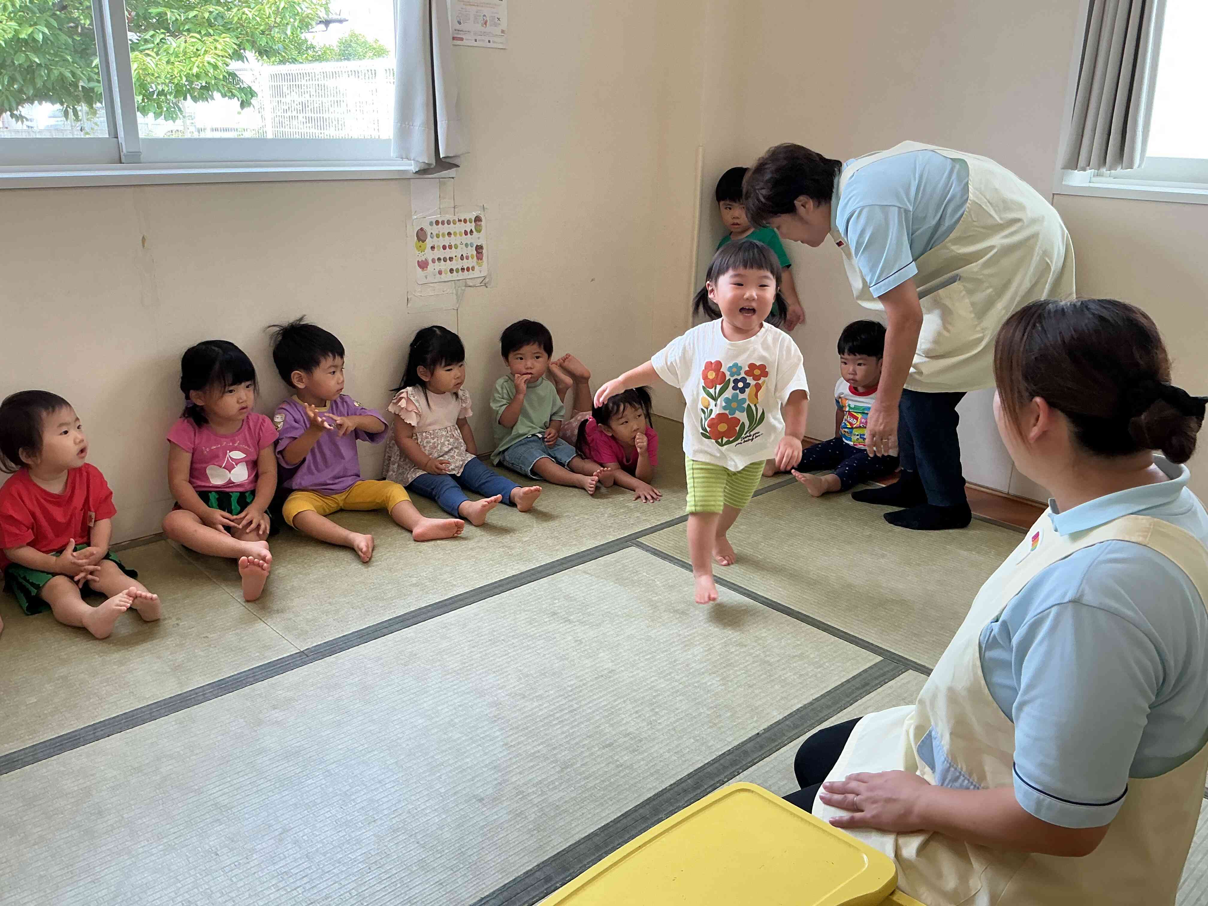 お名前を呼ばれると、ニコニコで保育者のところに駆け寄るおともだち。