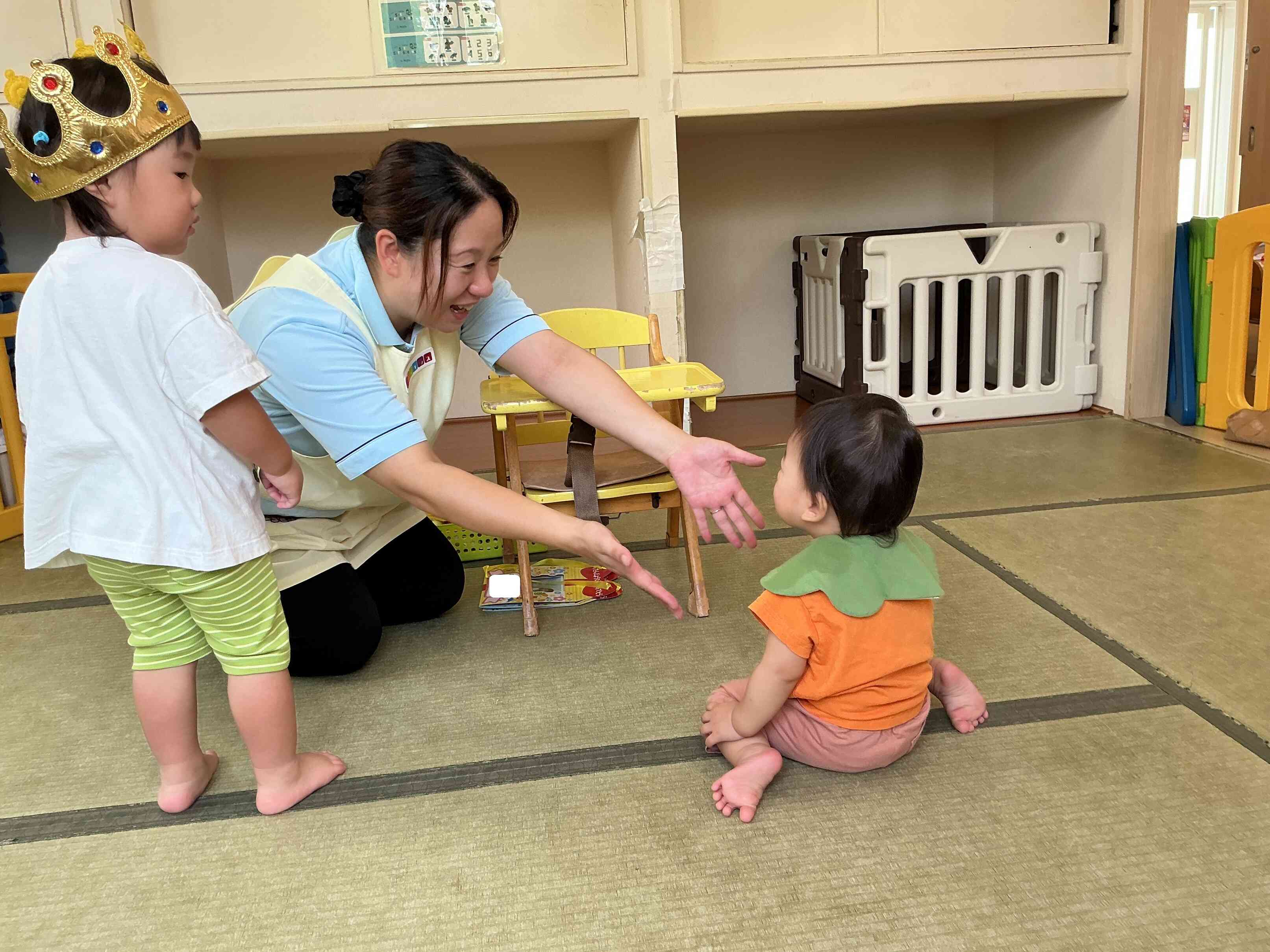 ハイハイで保育者のところまで来ることが出来ました。